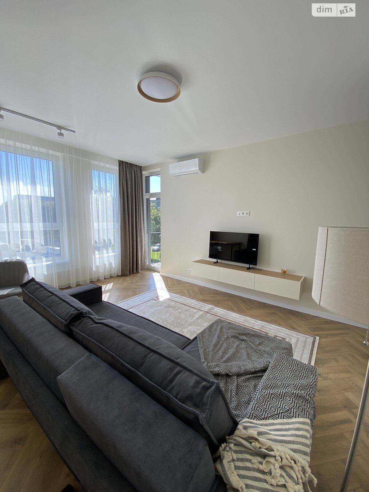 Two-room apartment near shopping center with designer renovation and full amenities