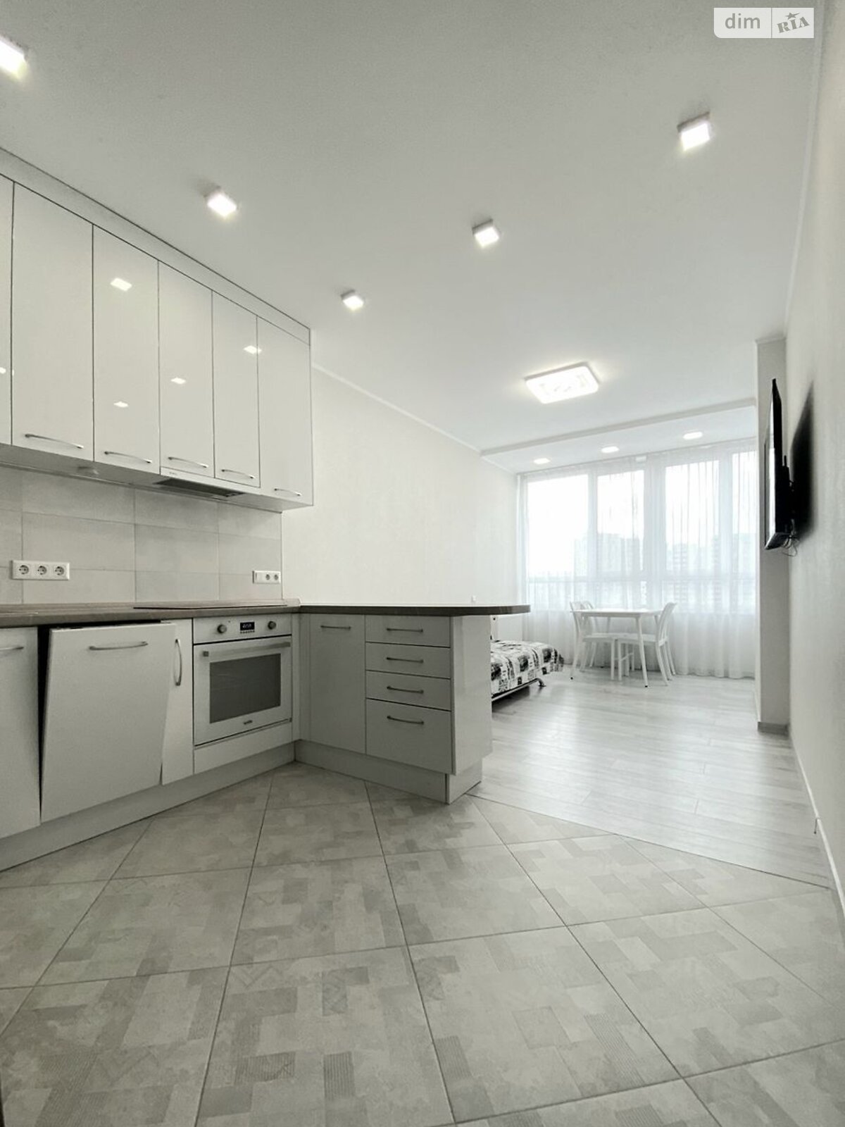 Spacious 1-Bedroom Apartment near Demiivska Metro with Modern Renovation