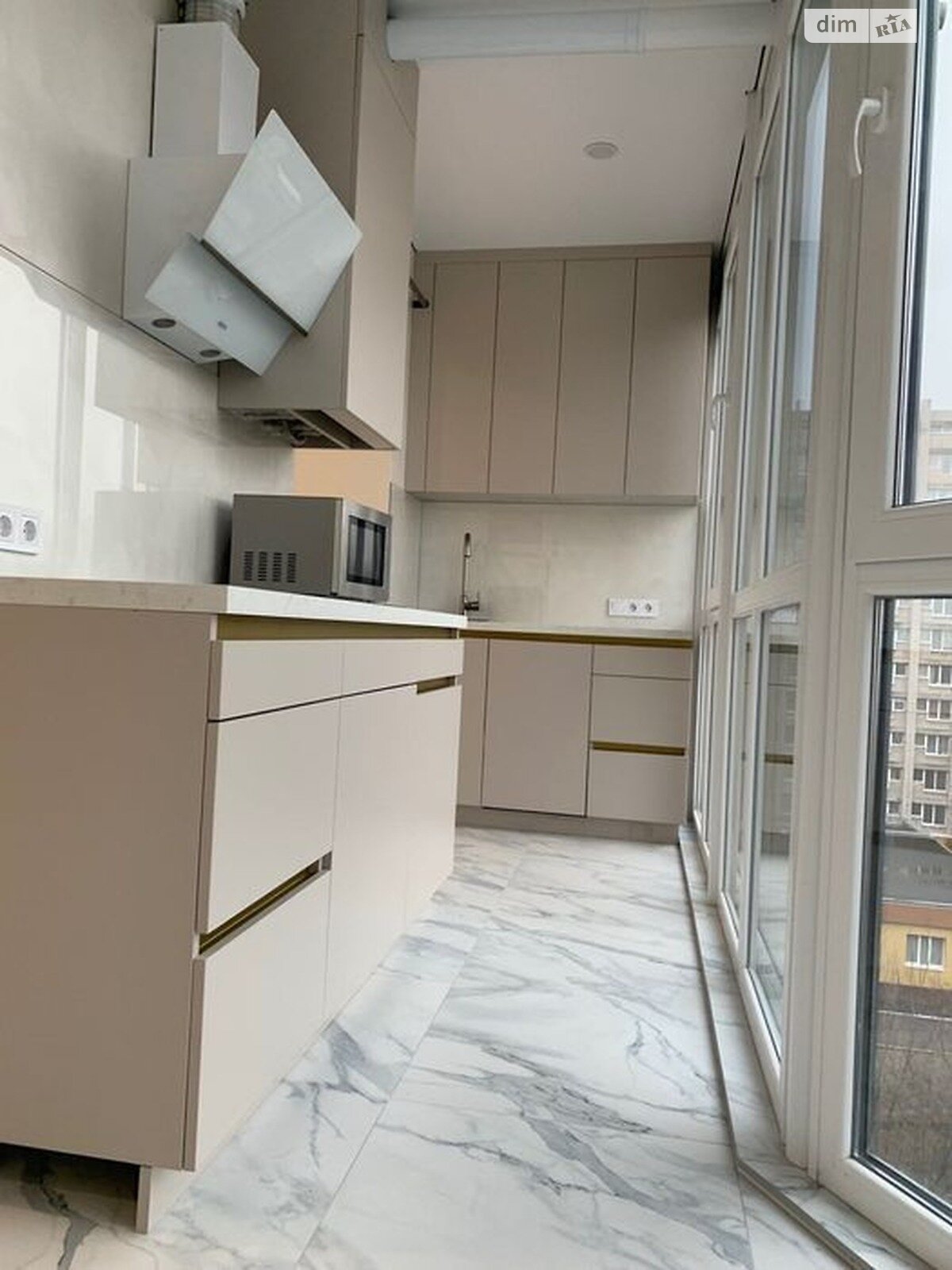 River Park кешеніндегі 2 бөлмелі пәтер дизайнерлік жөндеумен