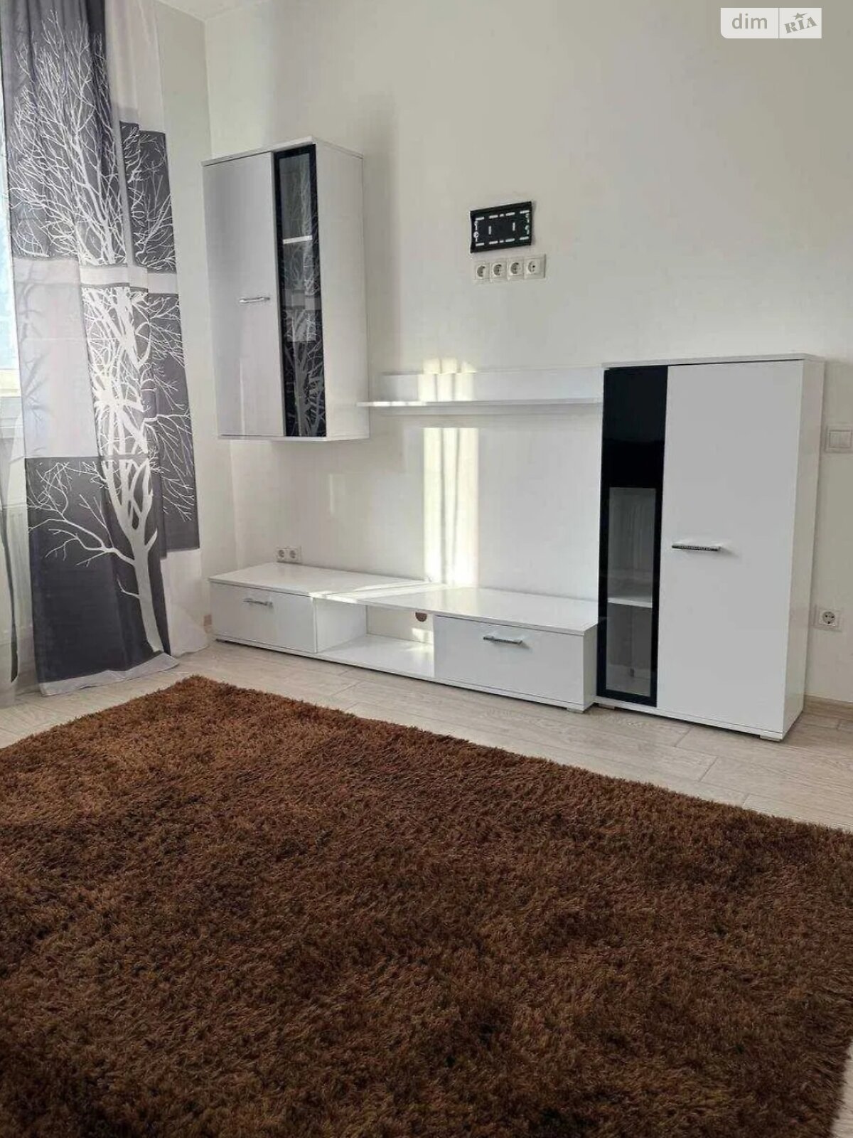 Bright, Modern Apartment with Convenient Layout