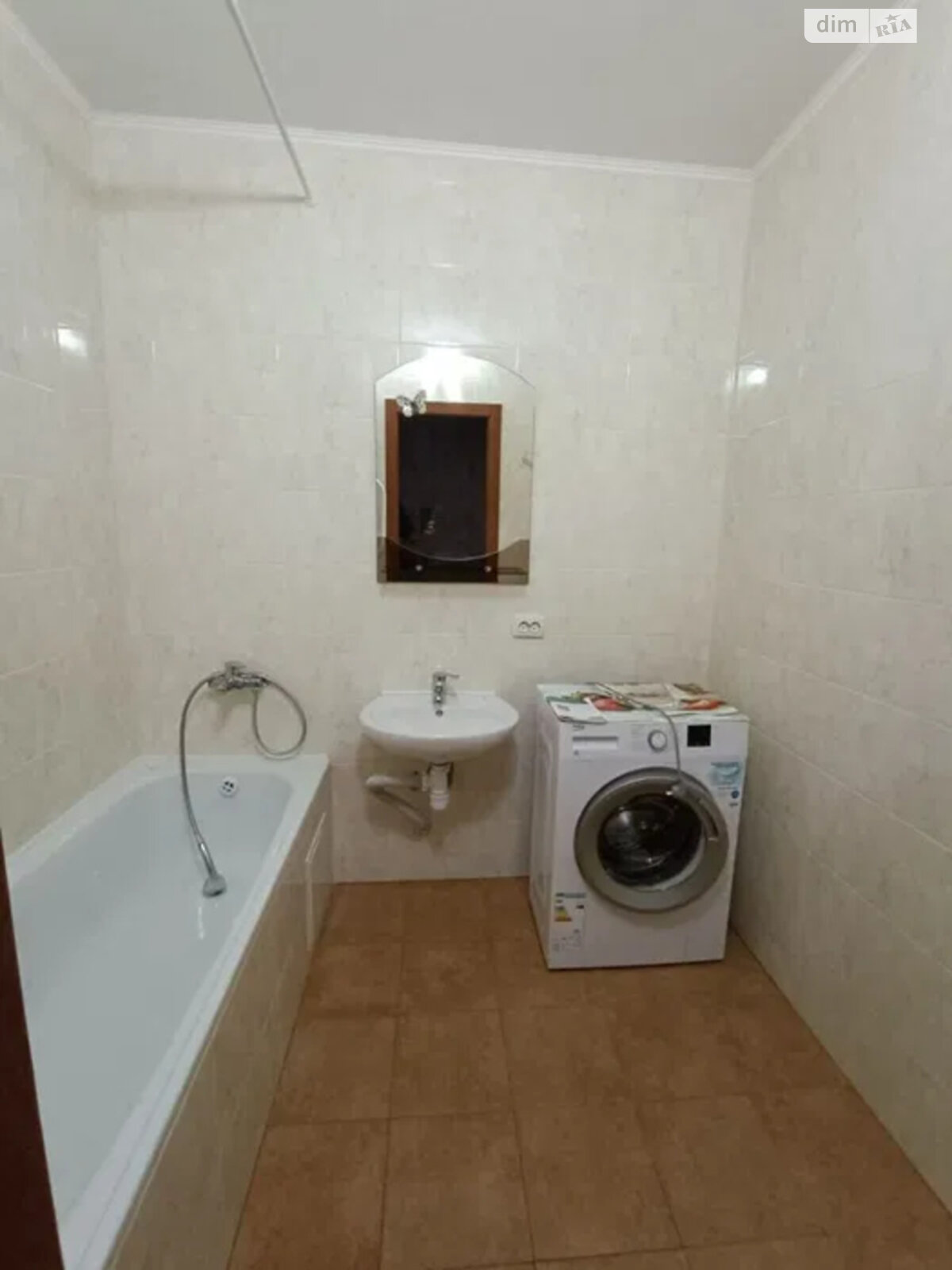 1-Bedroom Apartment on Zdolbunivska Street, 5th Floor of 25-Story Building