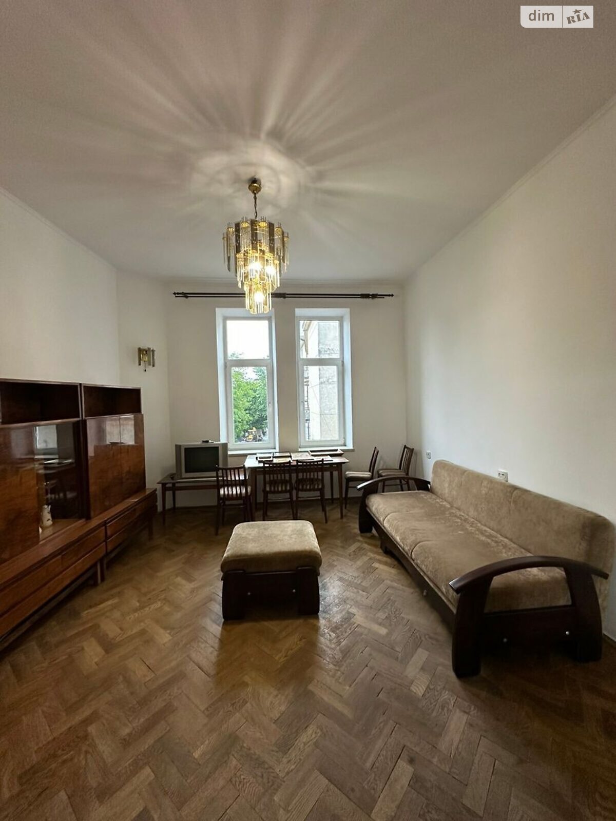 Renovated apartment with modern amenities and convenient layout