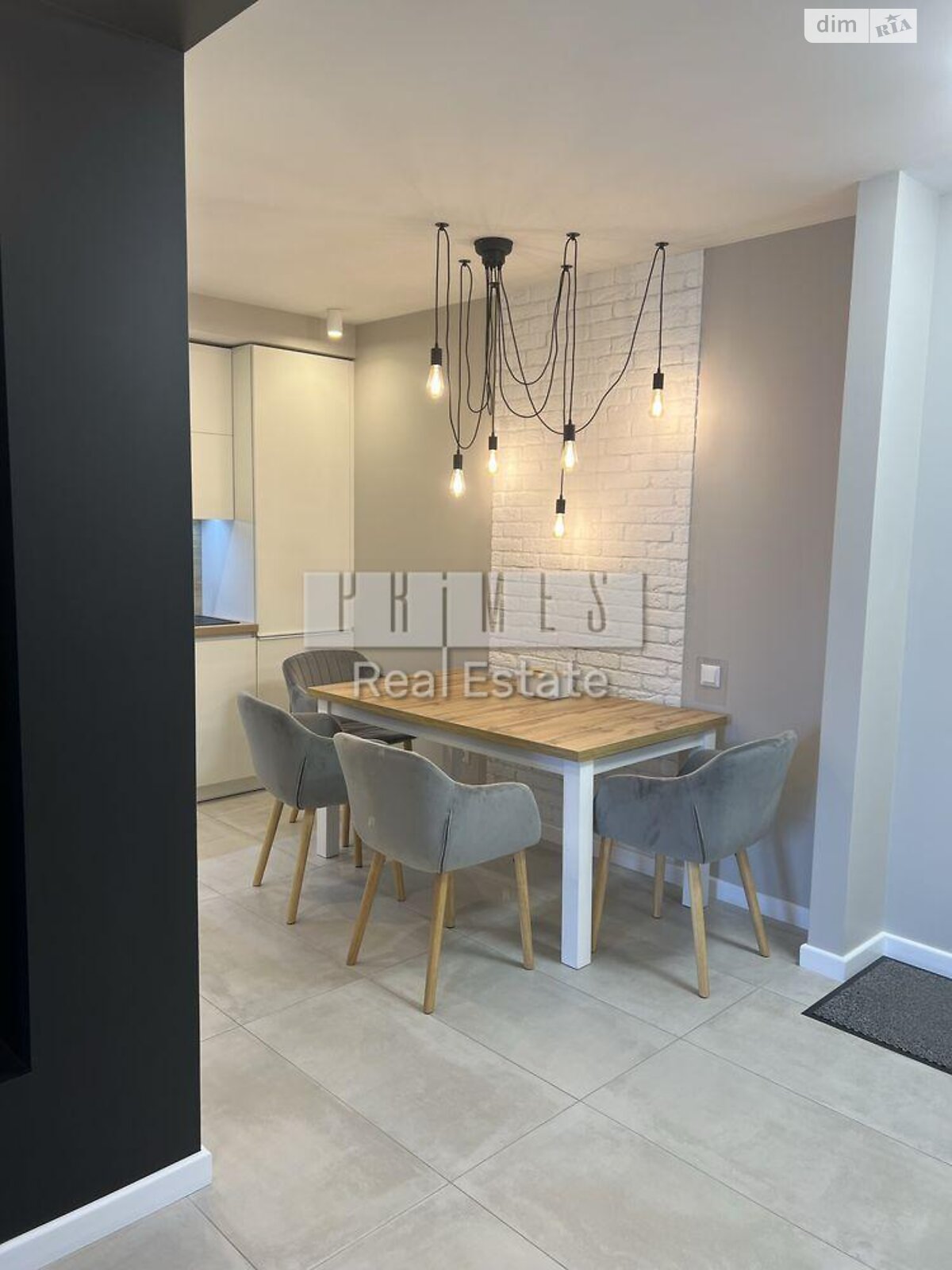 3-Bedroom Apartment near Kontraktova Square with Historic Podol View