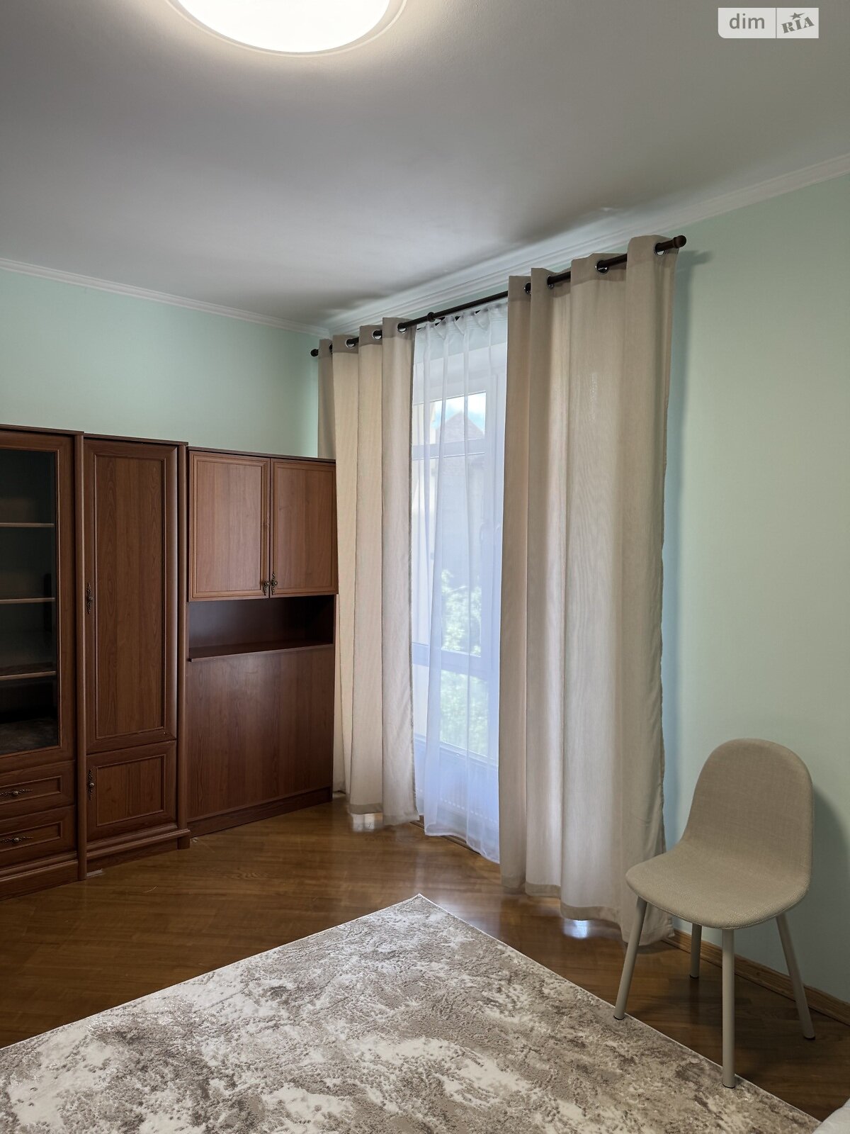 Centrally Located Apartment with Convenient Location