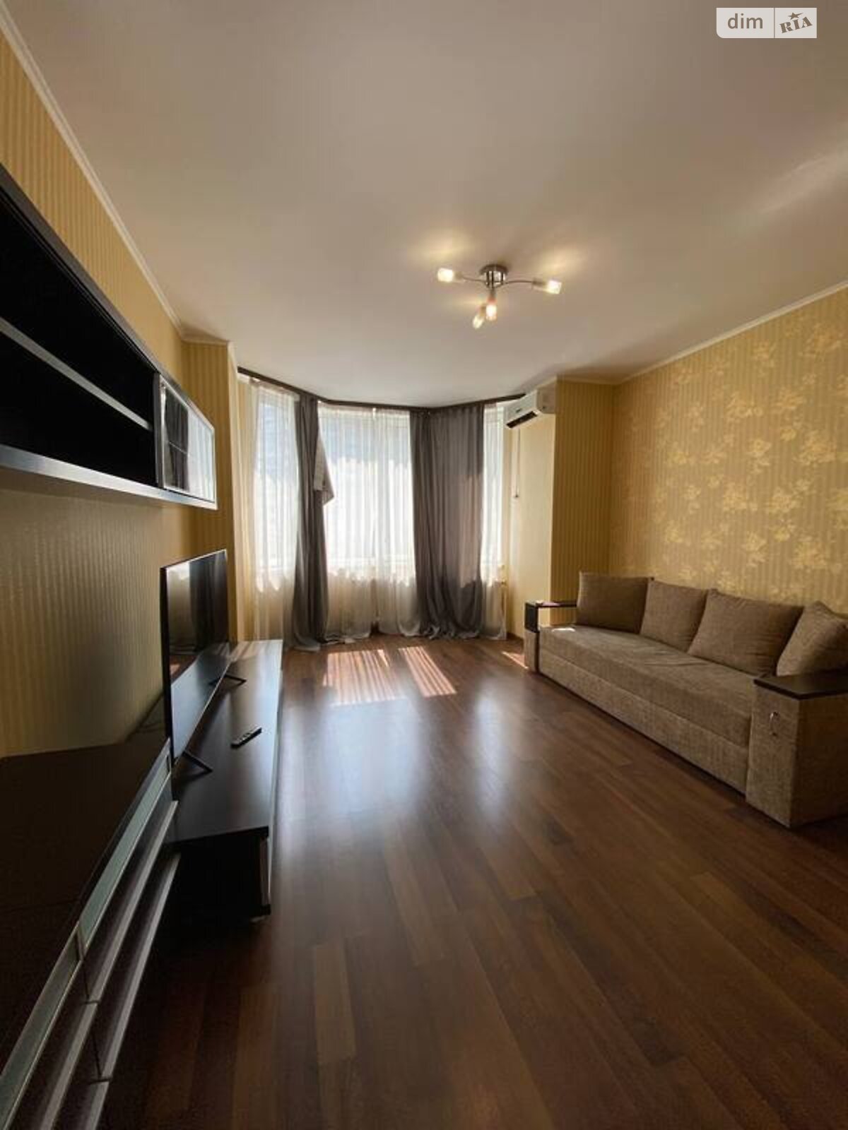 Cozy 1-bedroom apartment near River Mall and Poznyaki metro
