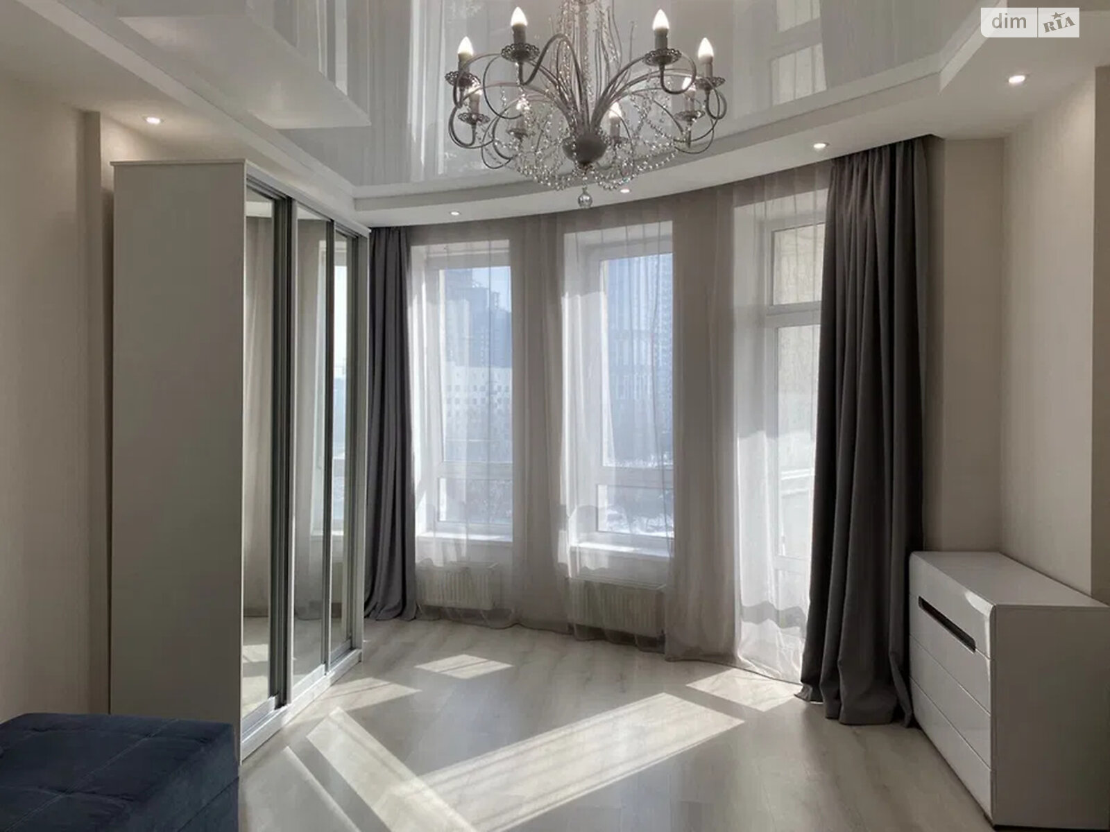 Spacious 1-bedroom apartment with designer renovation near city center