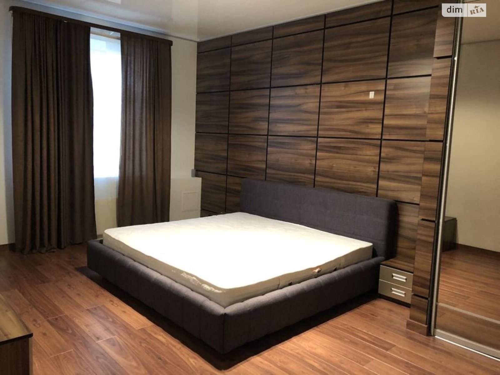 2-bedroom apartment with high ceilings and modern renovation