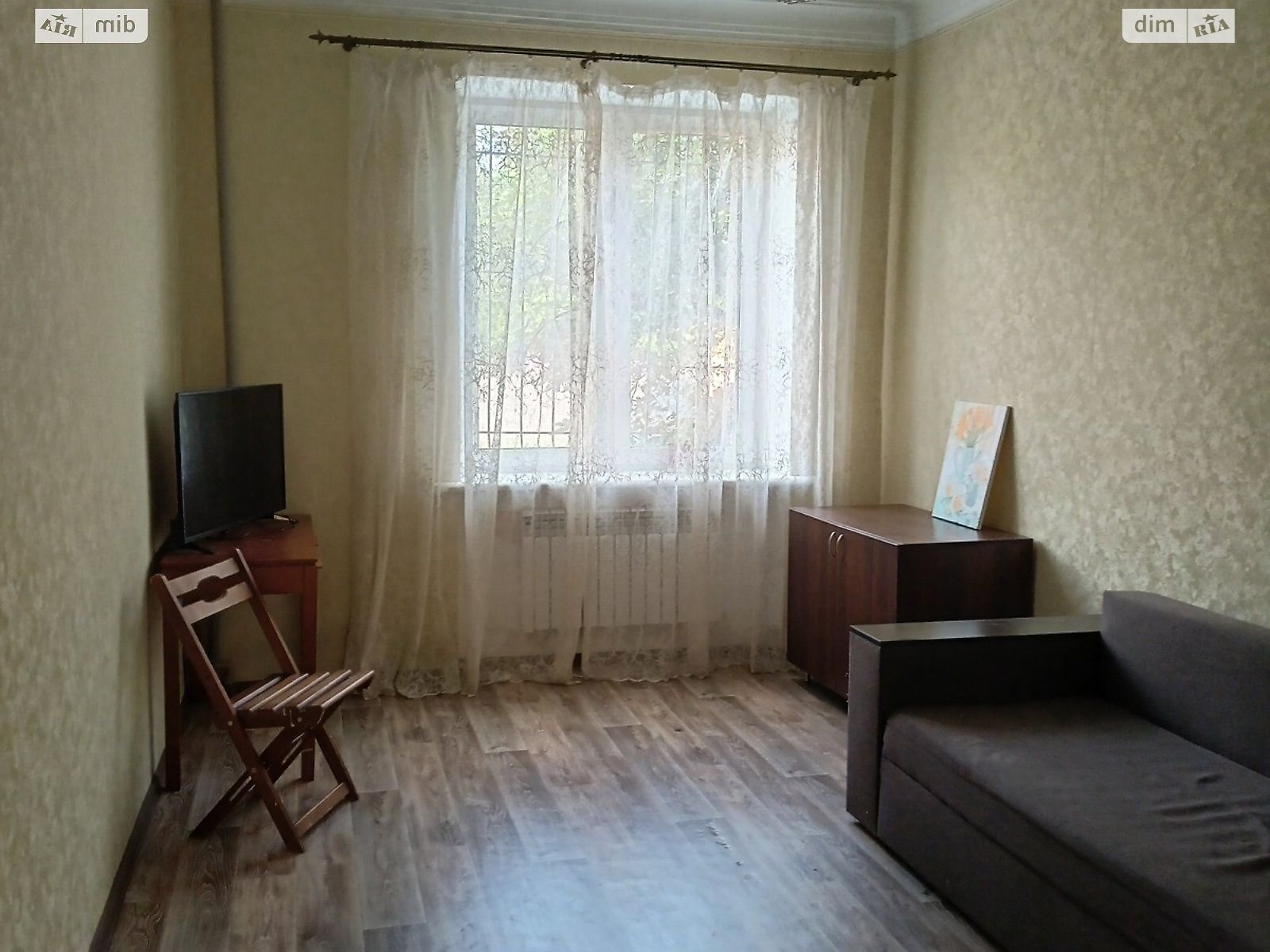 Қаланың тыныс орталығындағы жарқырау жылы пәтер, сталин дәуірінің үйінің бірінші қабаты