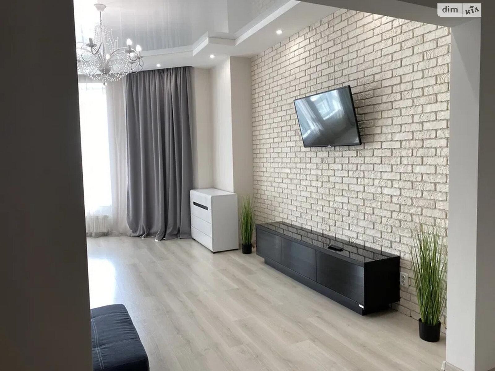 Spacious 1-bedroom apartment with designer renovation near city center