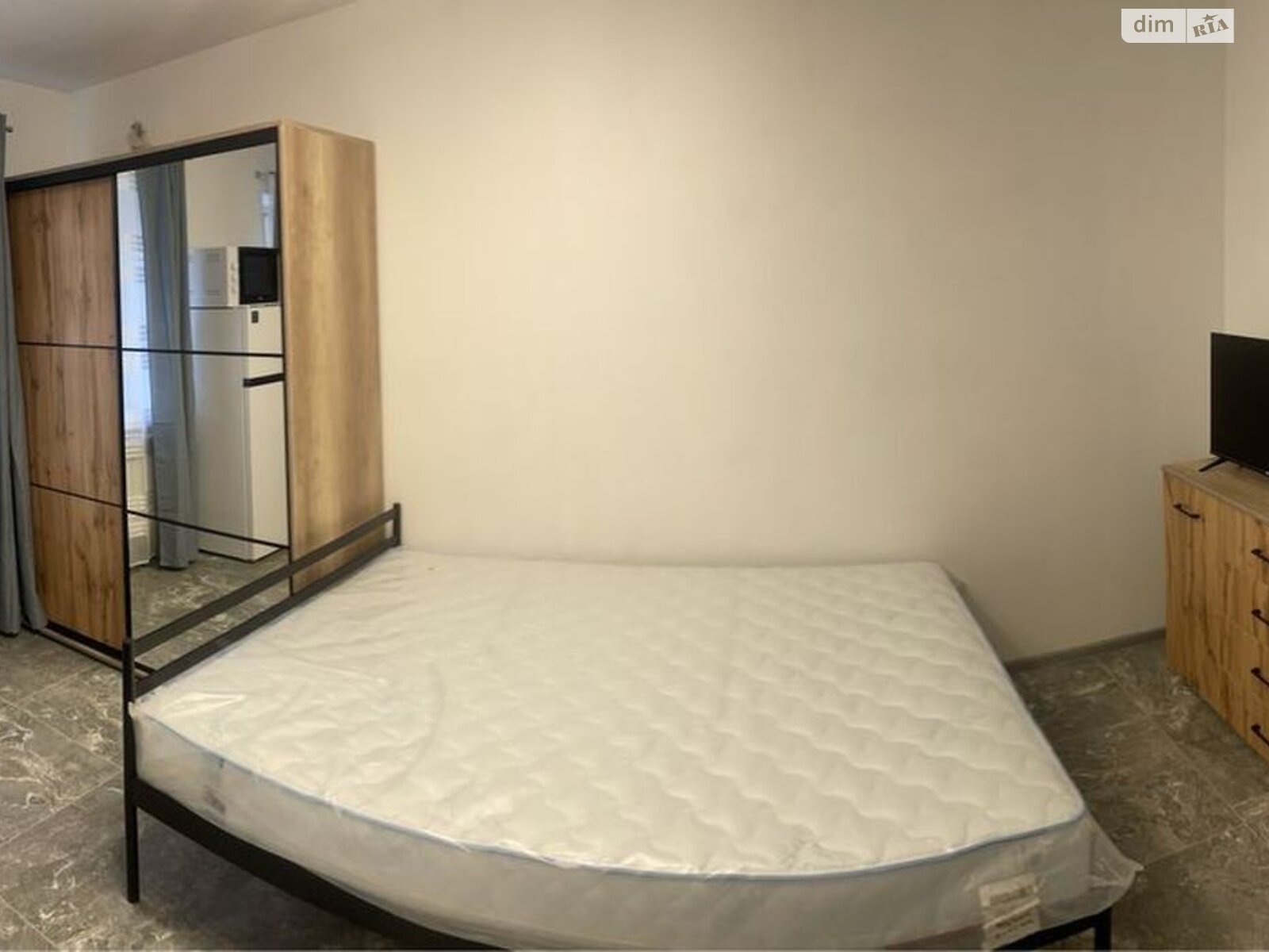 1-Room Apartment near Osokorky Metro, Fully Equipped Studio Kitchen