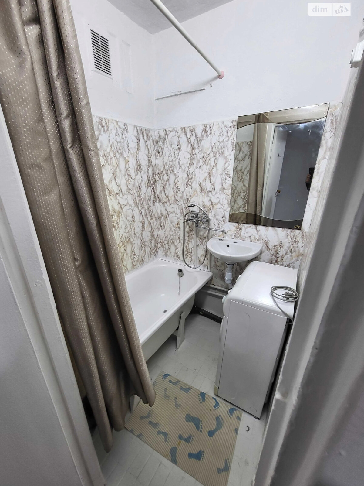 2-Room Apartment in Kiev, Lesya Kurbasa Street, Convenient Location