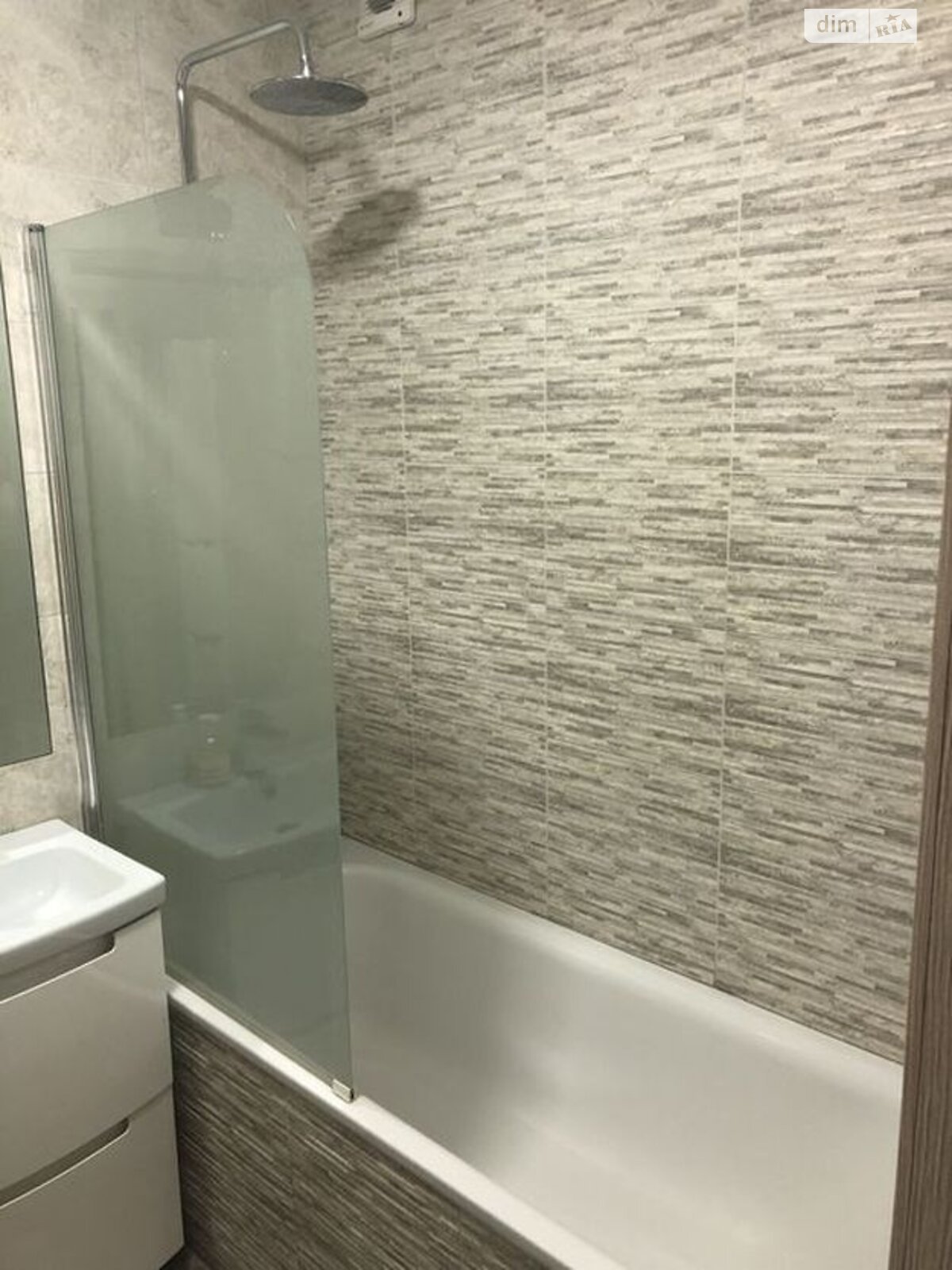 1-Bedroom Apartment in Kyiv on Beresteiskyi Avenue with Modern Renovation