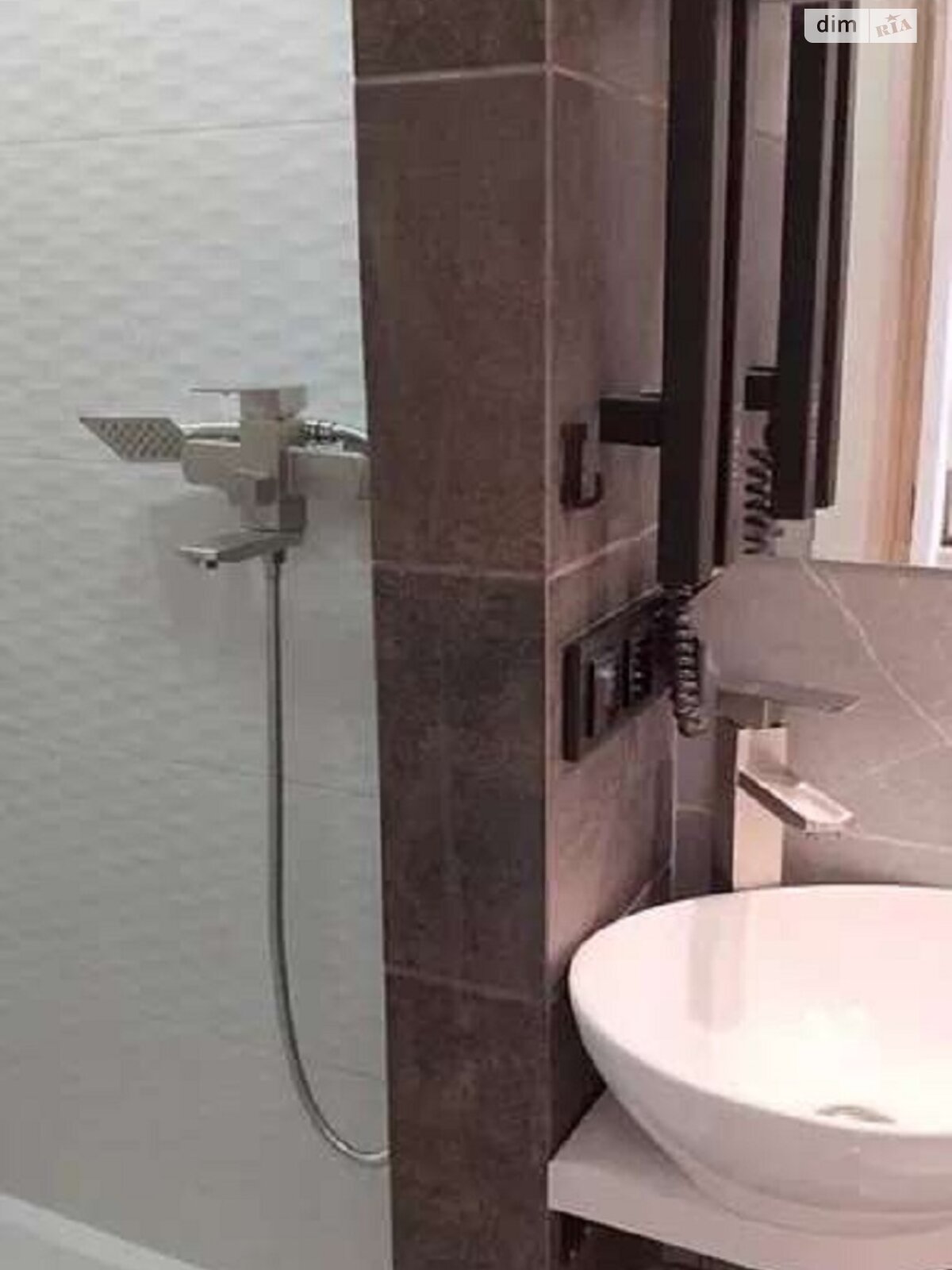 One-bedroom apartment recently renovated near public transport
