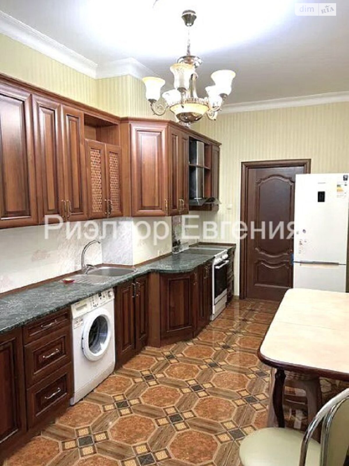 3-Room Apartment in Shevchenko Park Center, 5th Floor