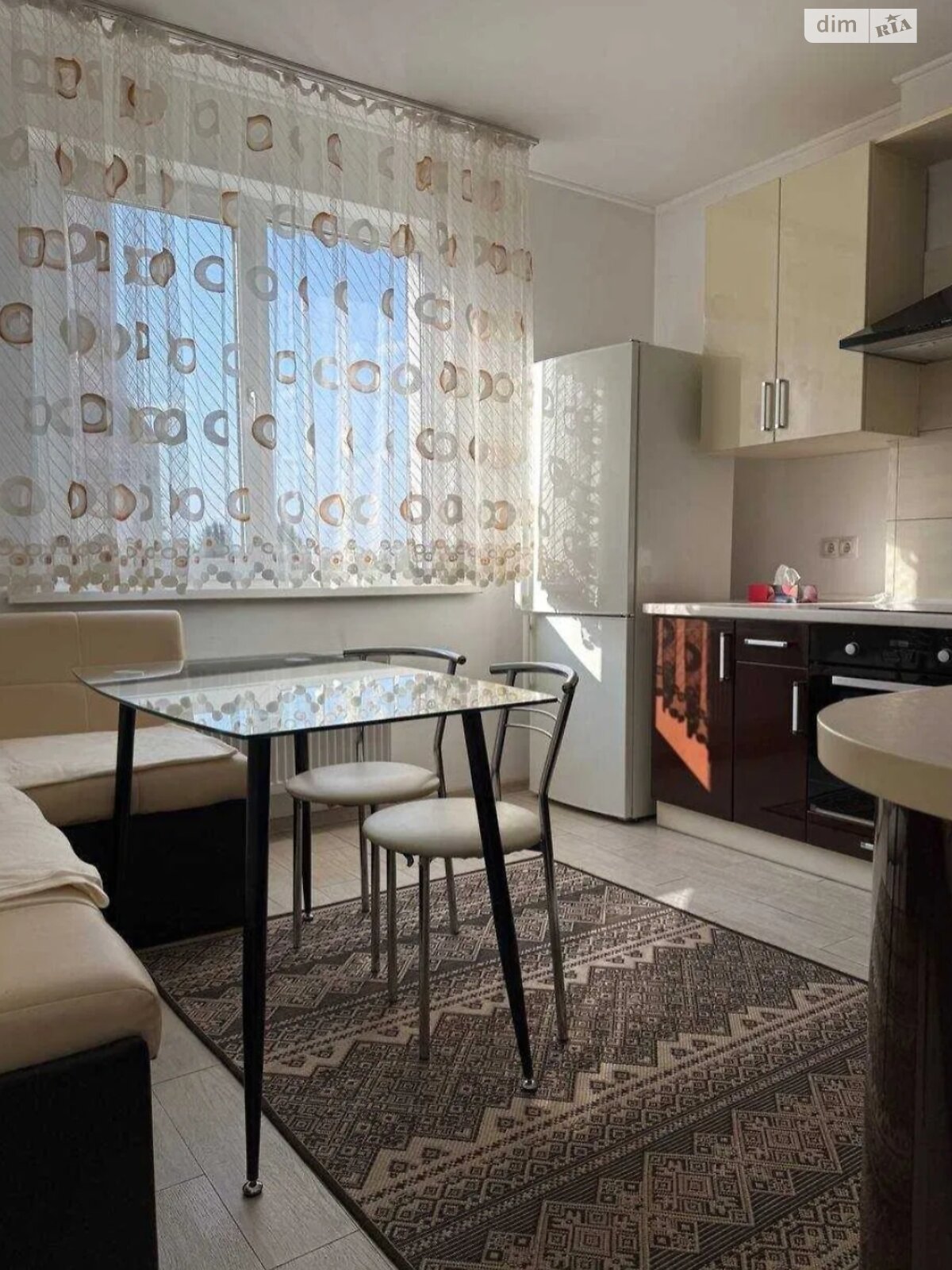 Bright, Modern Apartment with Convenient Layout