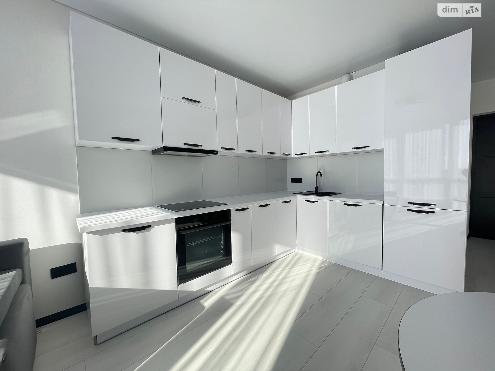 Designer Apartment in Dibrova Park Complex with Modern Amenities