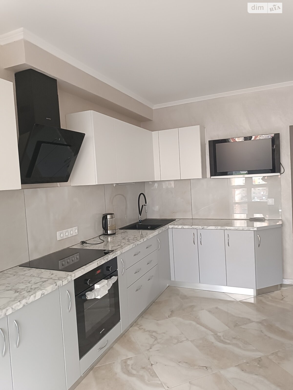 2-Bedroom Apartment with Modern Renovation and Full Amenities