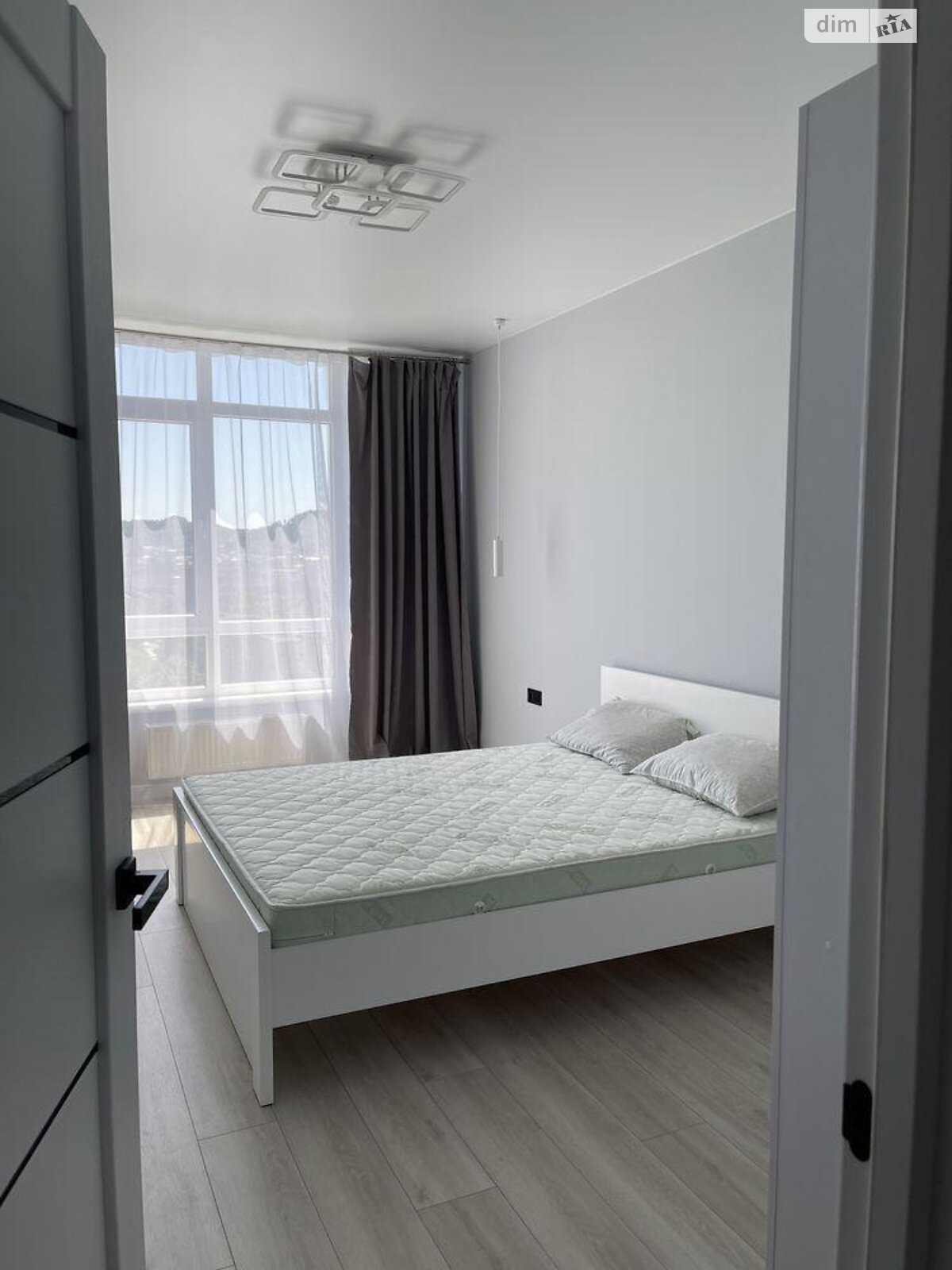 Modern 1-bedroom apartment with designer renovation and panoramic windows