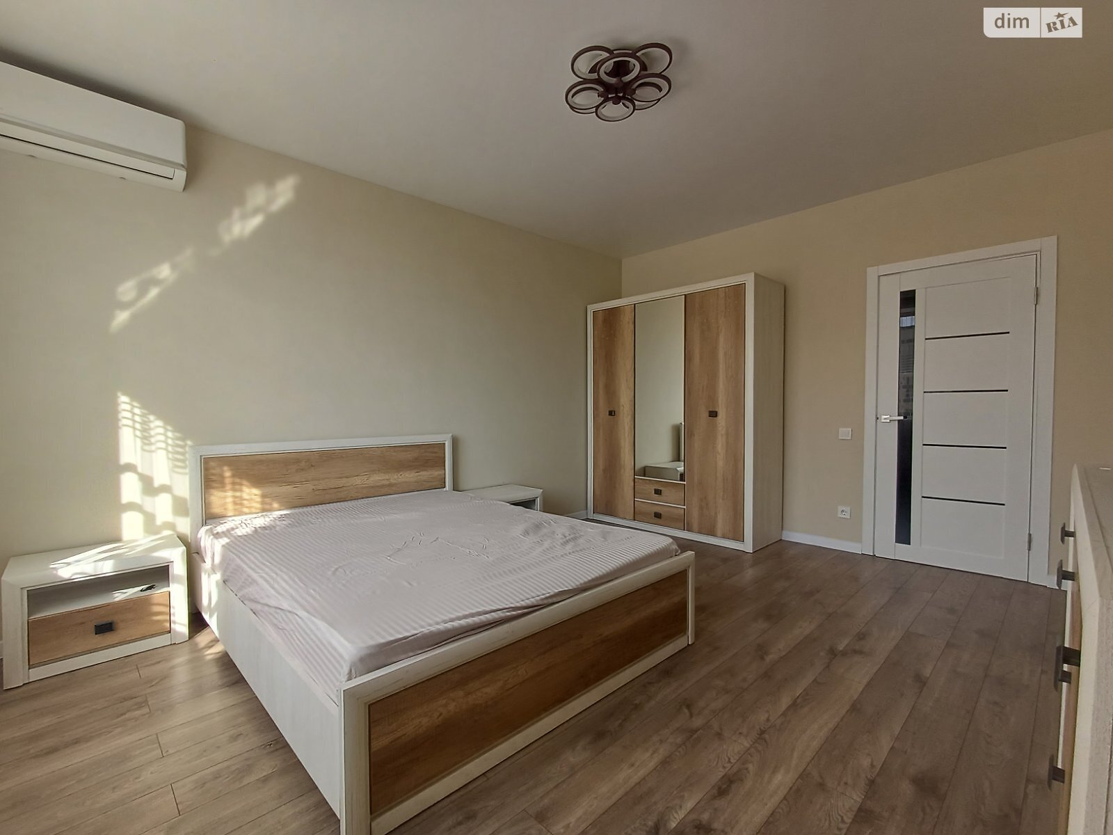 1-bedroom apartment with designer renovation near park