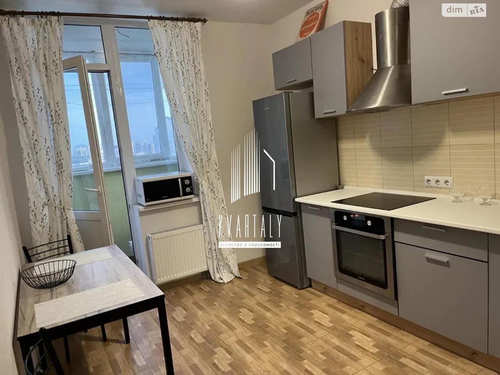 Spacious 1-bedroom apartment on Urlova Street, 24th floor