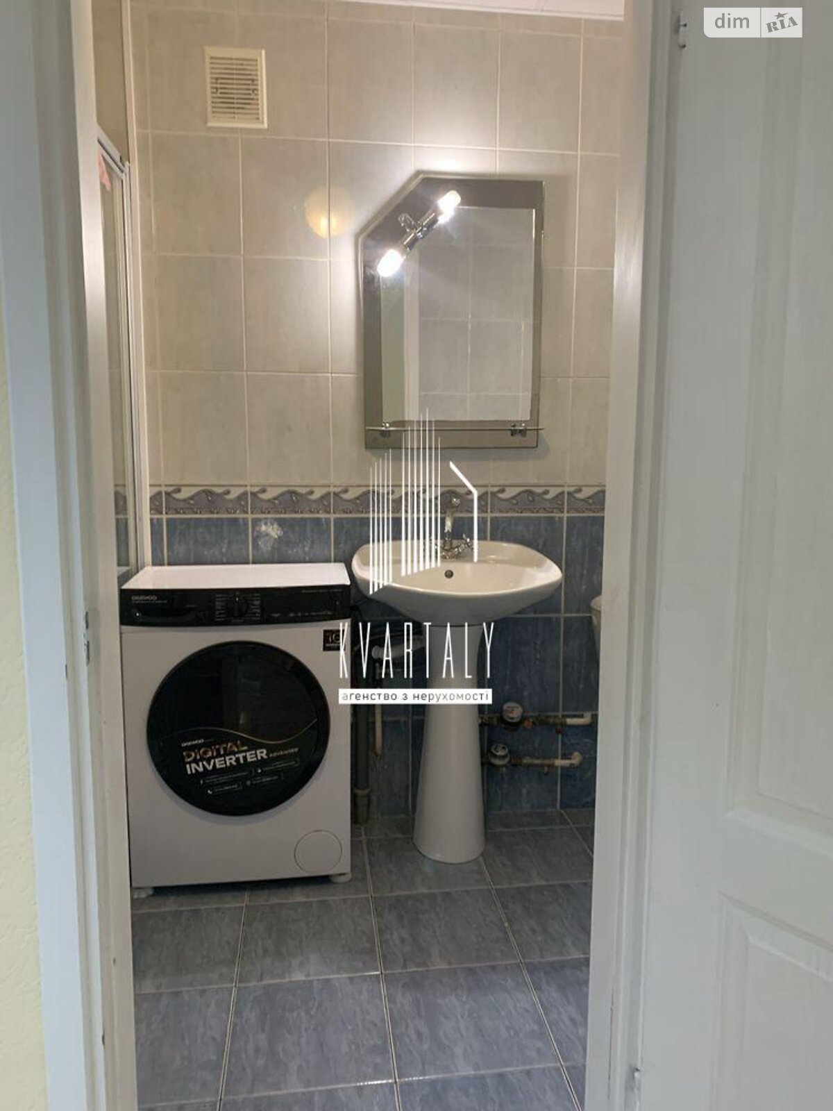 1-Room Apartment on Naberezhno-Khreshchatytska Street, 1st Floor