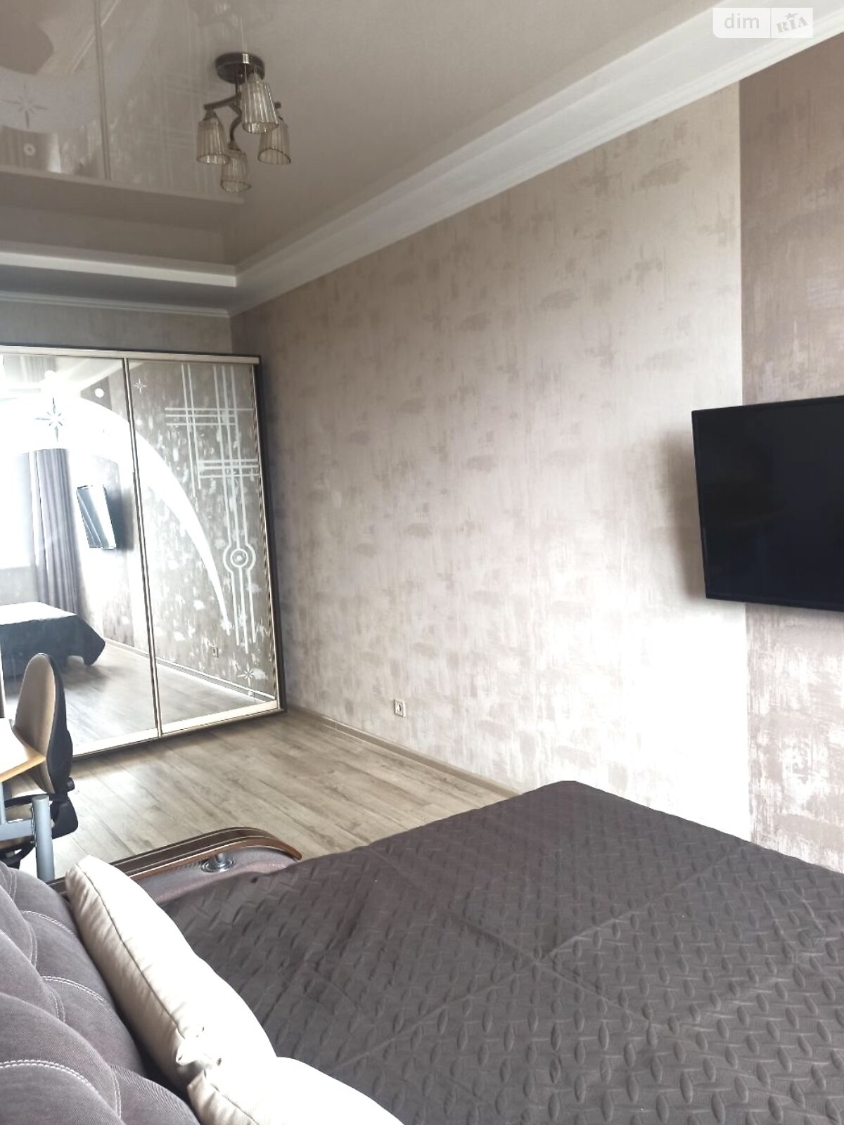 1-Room Apartment in Mikhailovsky Gorodok Complex with Renovation and Furnishings