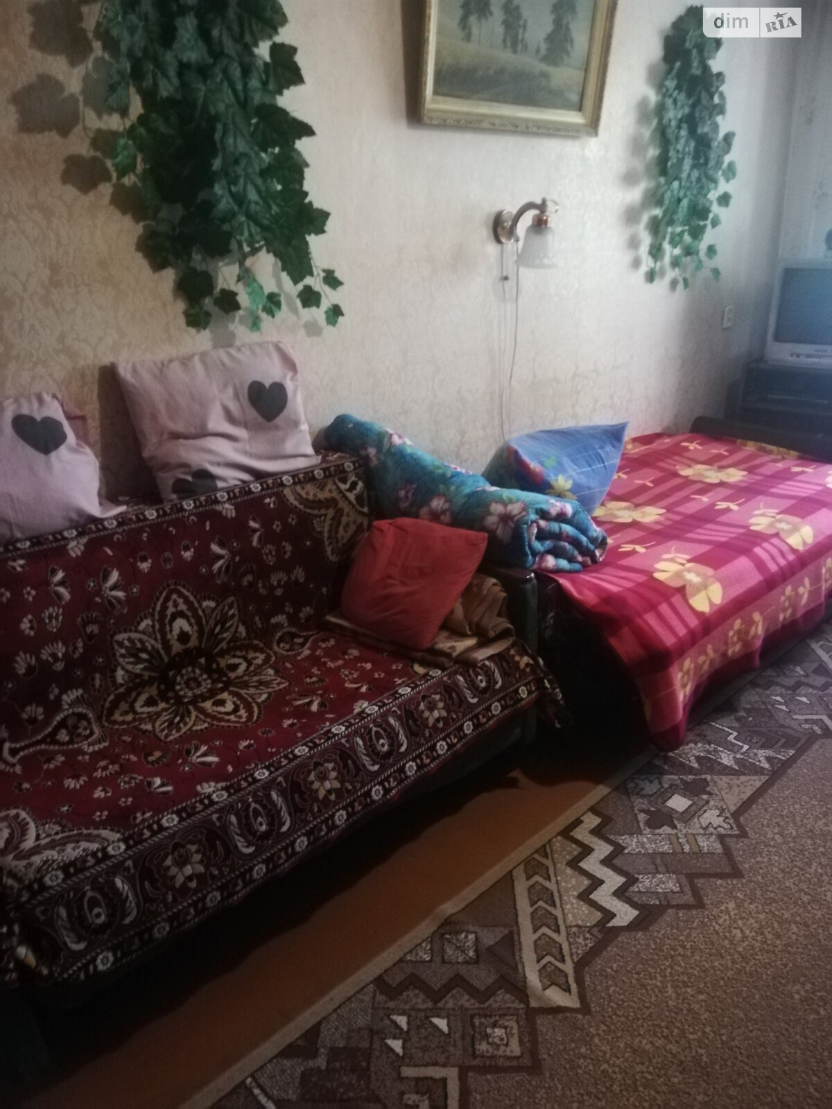 Дві окремі кімнати з базовим меблюванням та необхідною побутовою технікою