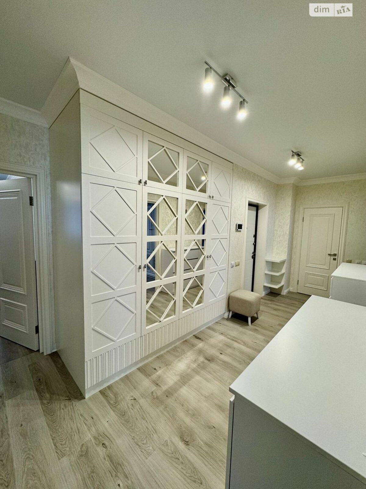 Stylish 3-room apartment with modern renovation and balcony