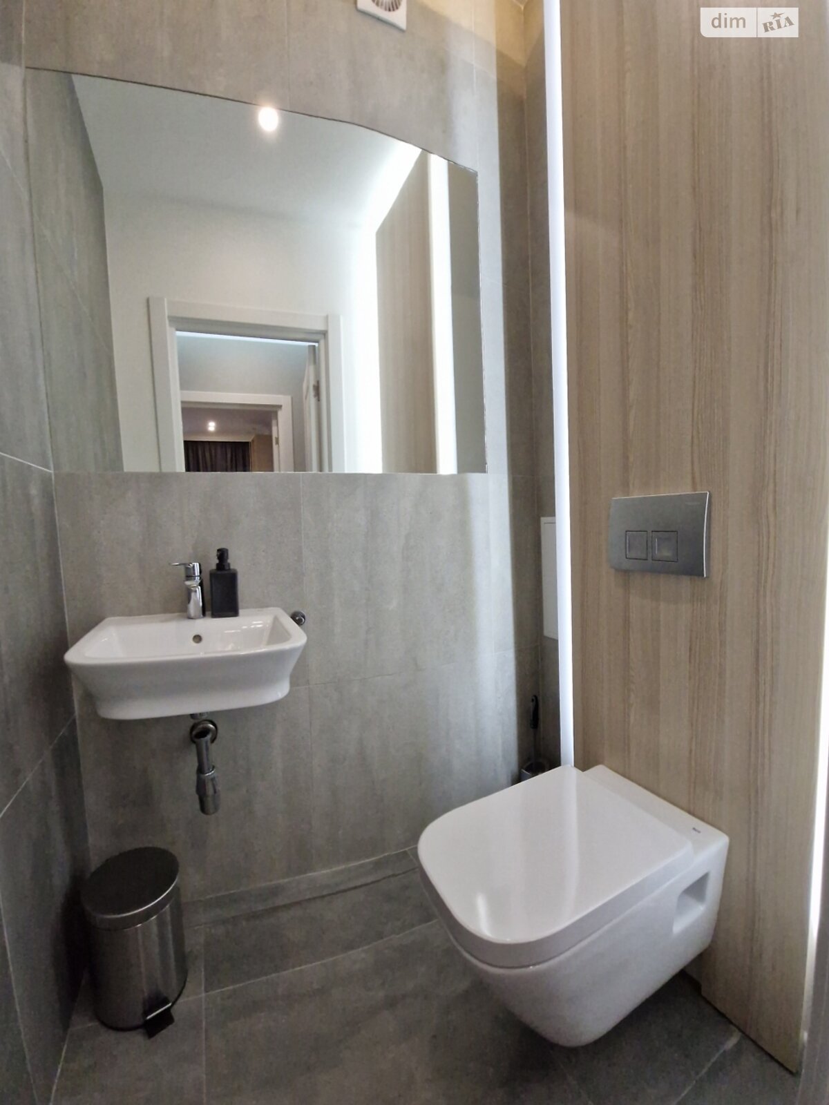 Stylish 2-Room Apartment in Park Area with City View