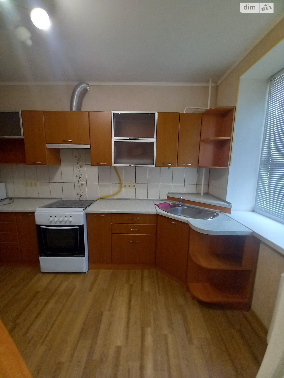 2-бөлмелі пәтер, кірпіш ғимаратта, газ бар, толық жабдықталған