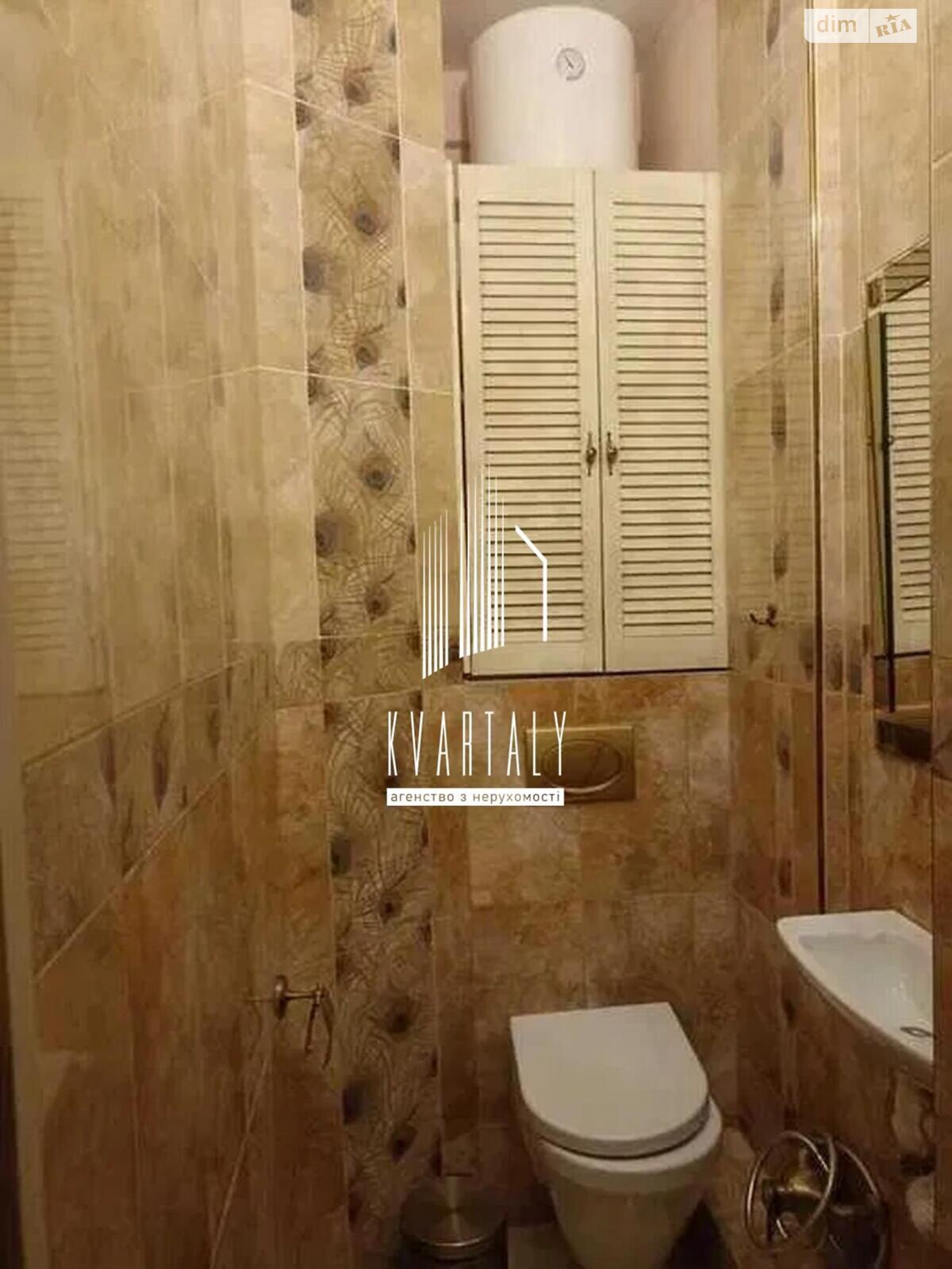 Stylish 2-Room Apartment with Venetian-Inspired Interior in Central Location