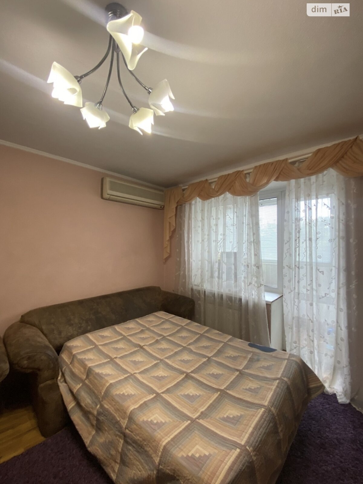 3-Room Apartment in Prestigious Neighborhood near Shopping Center