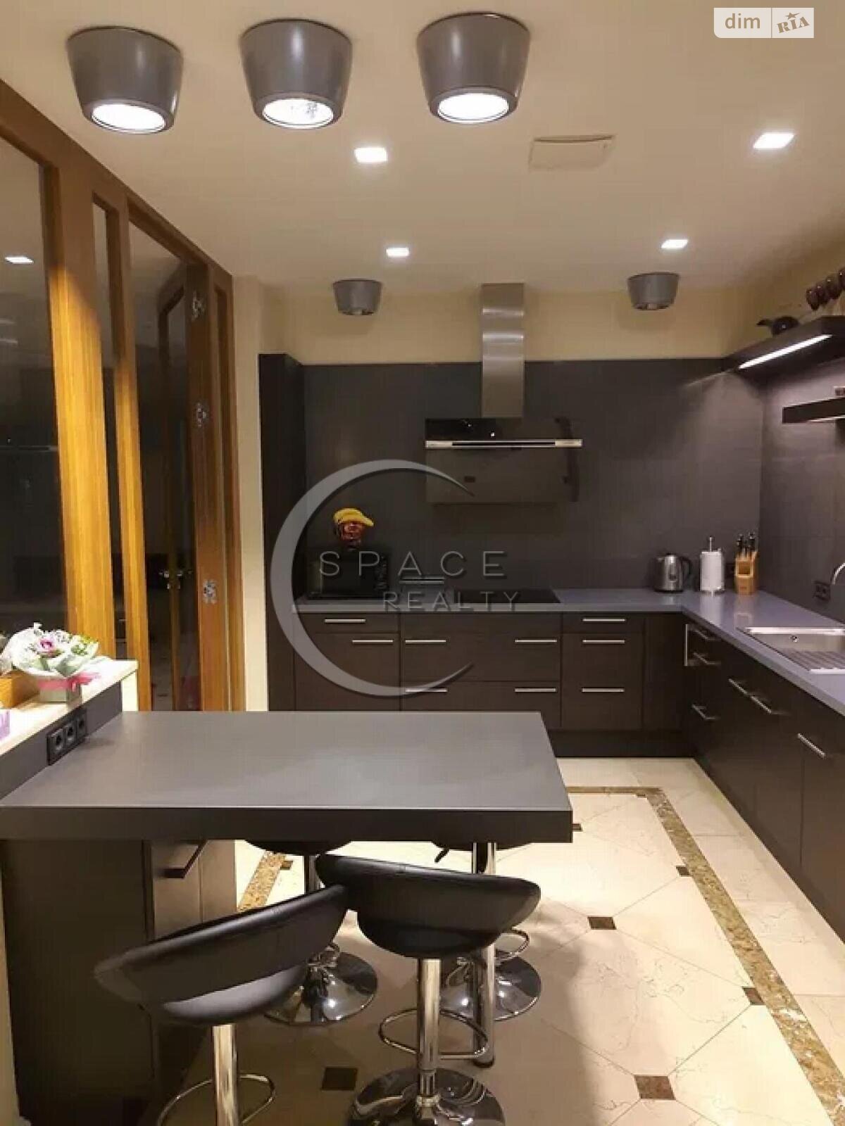Spacious 3-bedroom apartment in Novopecherskie Lipki residential complex