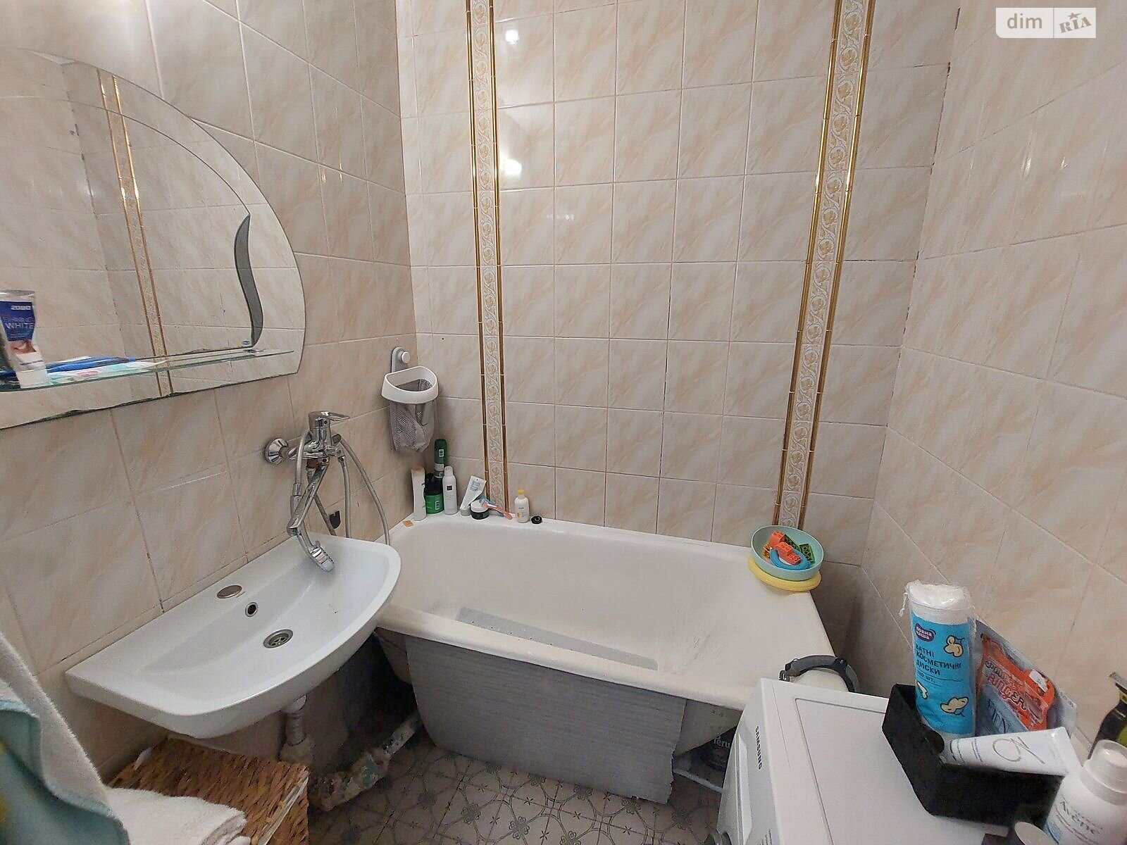 Spacious 1-bedroom apartment near Striyska Street, close to auto station