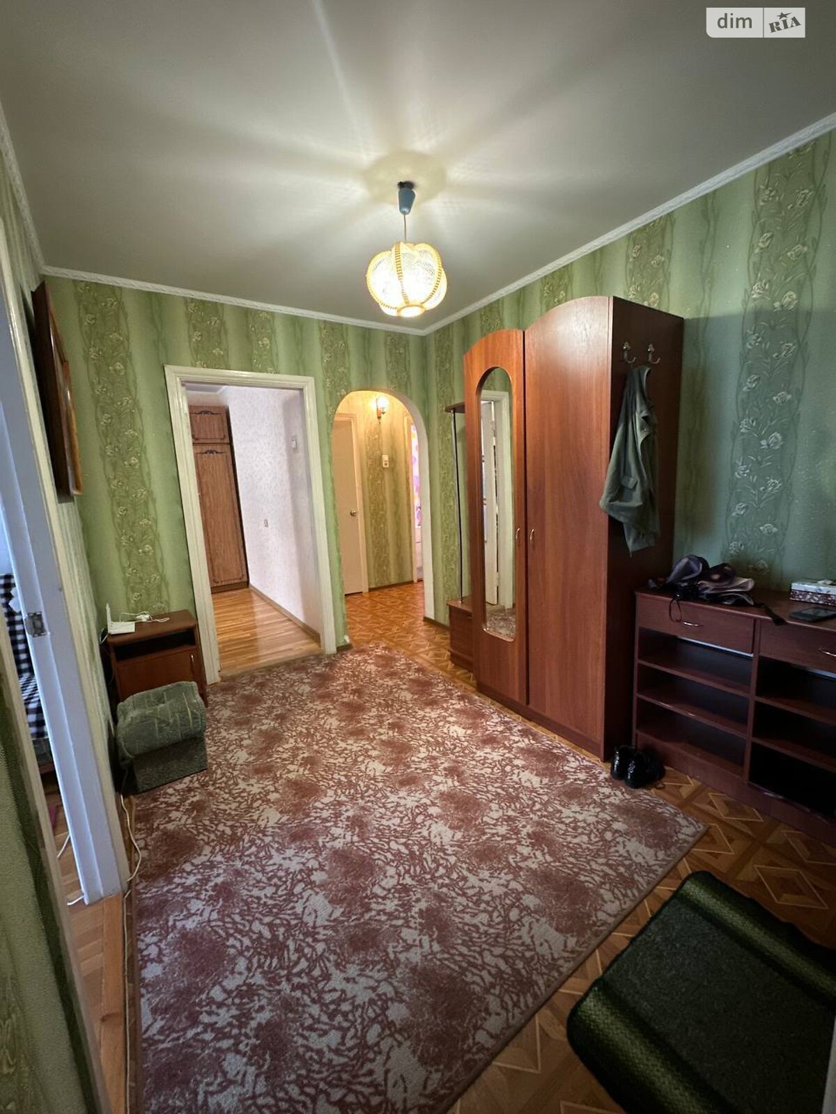 Простора квартира з окремими кімнатами та класичним інтер'єром