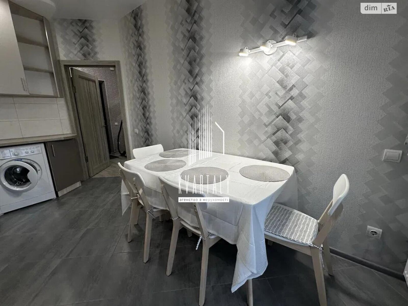 1-Bedroom Apartment in Kakhovska 62, Comfortable Modern Living