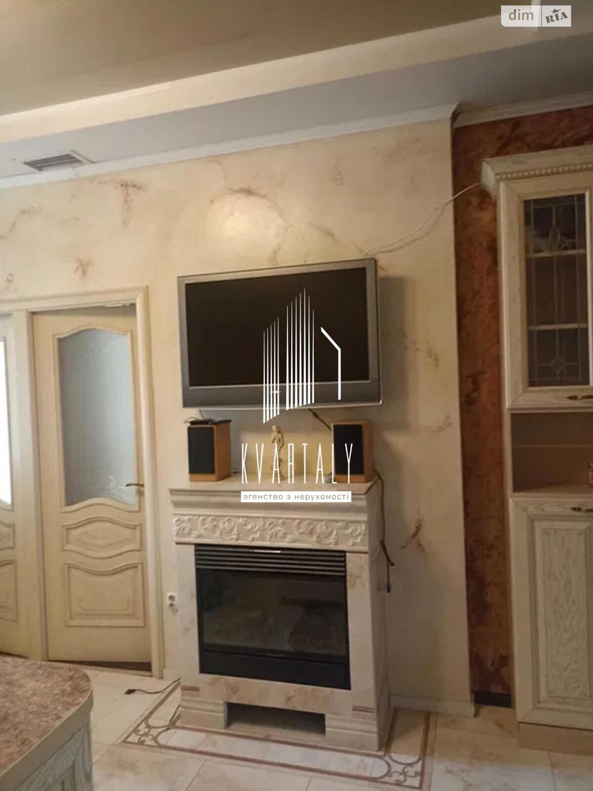 Stylish 2-Room Apartment with Venetian-Inspired Interior in Central Location