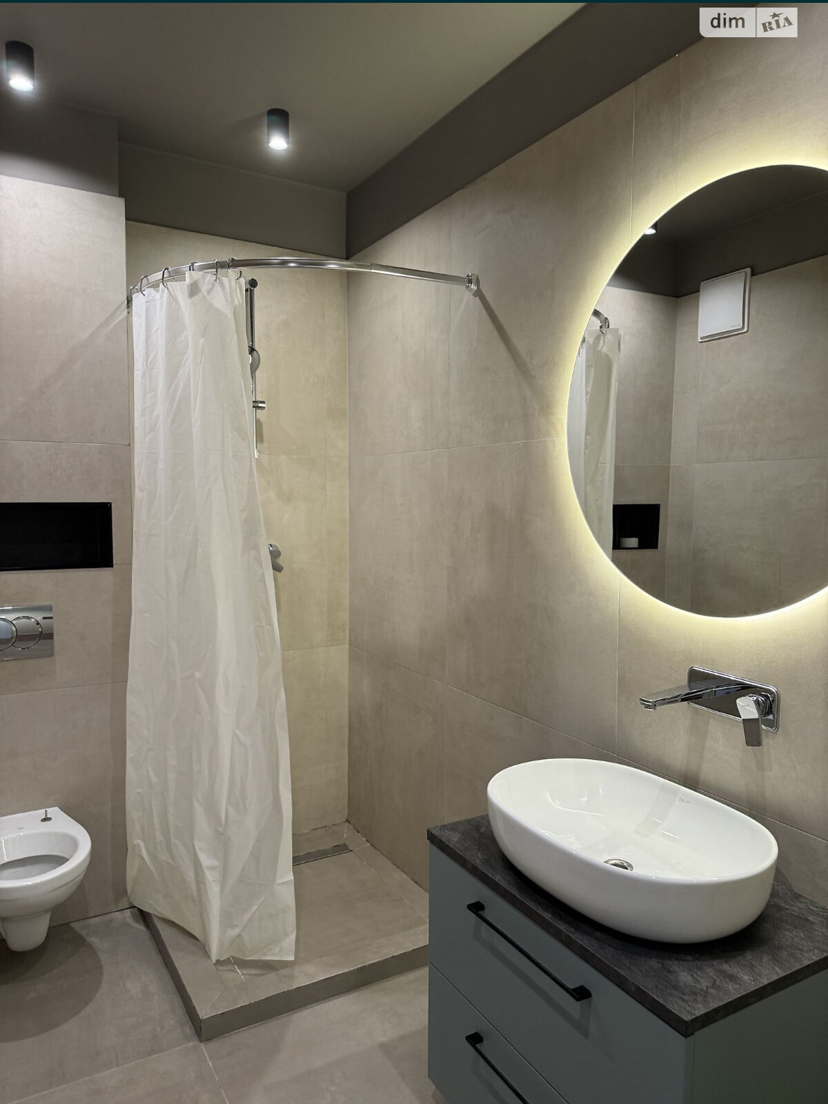 2-Bedroom Apartment in Modern High-Rise Building