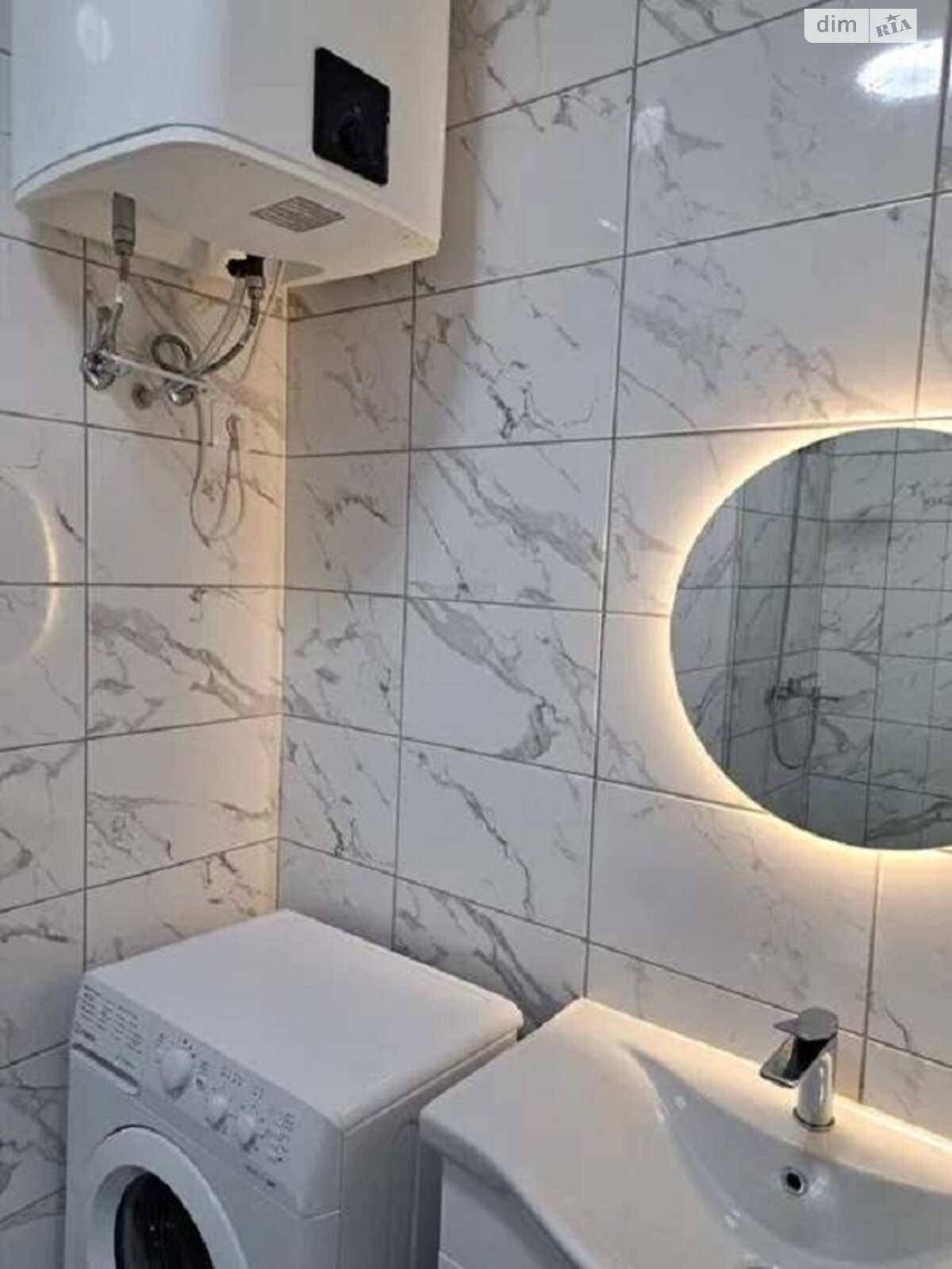 Spacious Apartment in New Club House on Williams Street