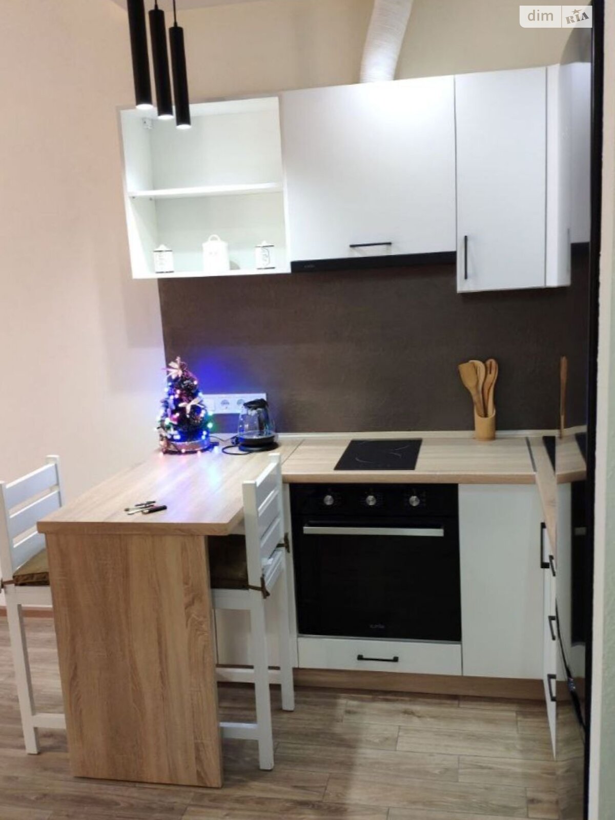 Аркадиядағы студиялық пәтер, Лимнас кешені, Педагогикалық көшесі