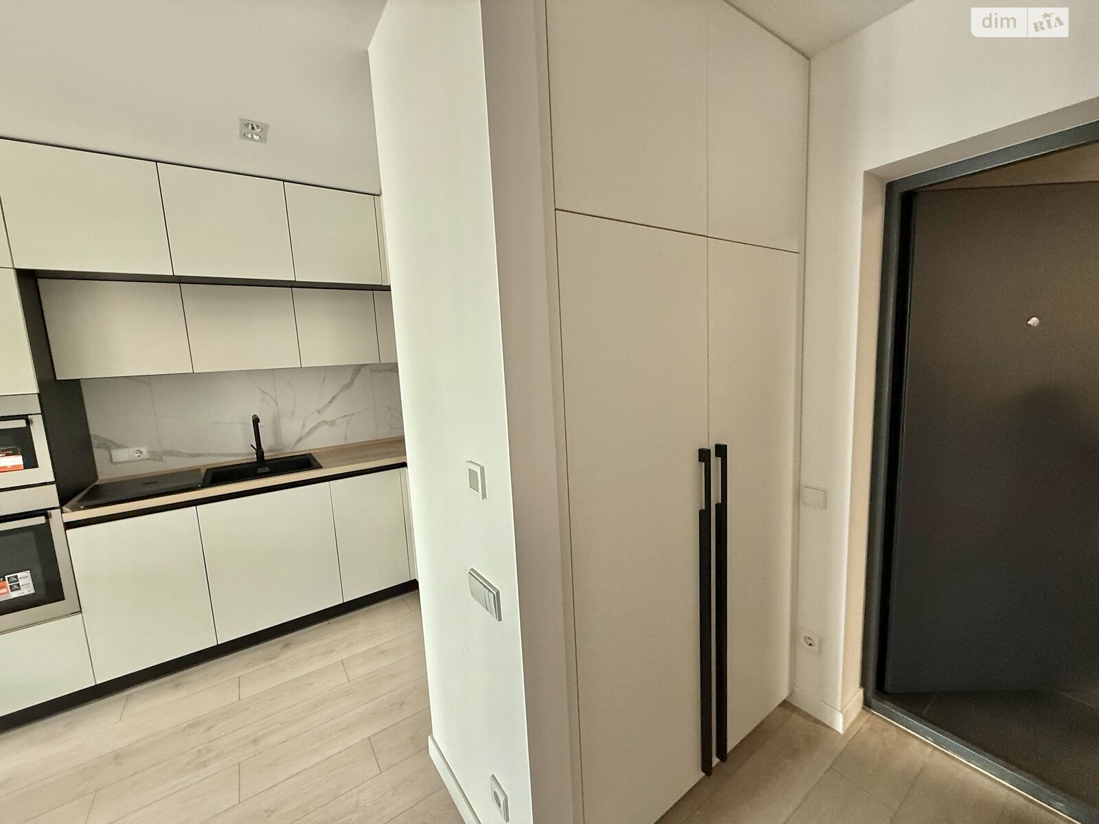 1-bedroom apartment with designer renovation on Green Street