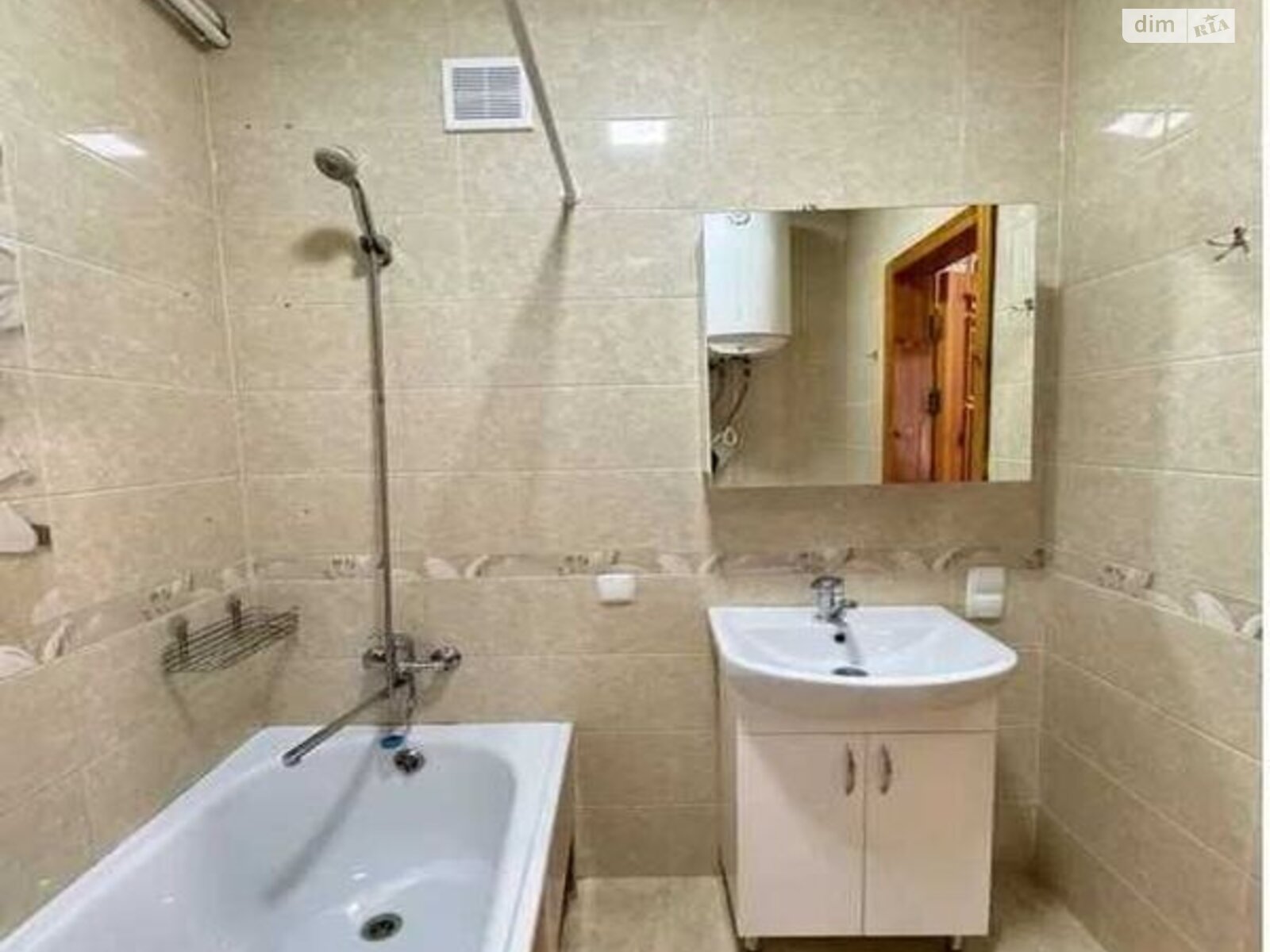 2-Room Apartment on Roman Shukhevy Street, Fresh Renovation