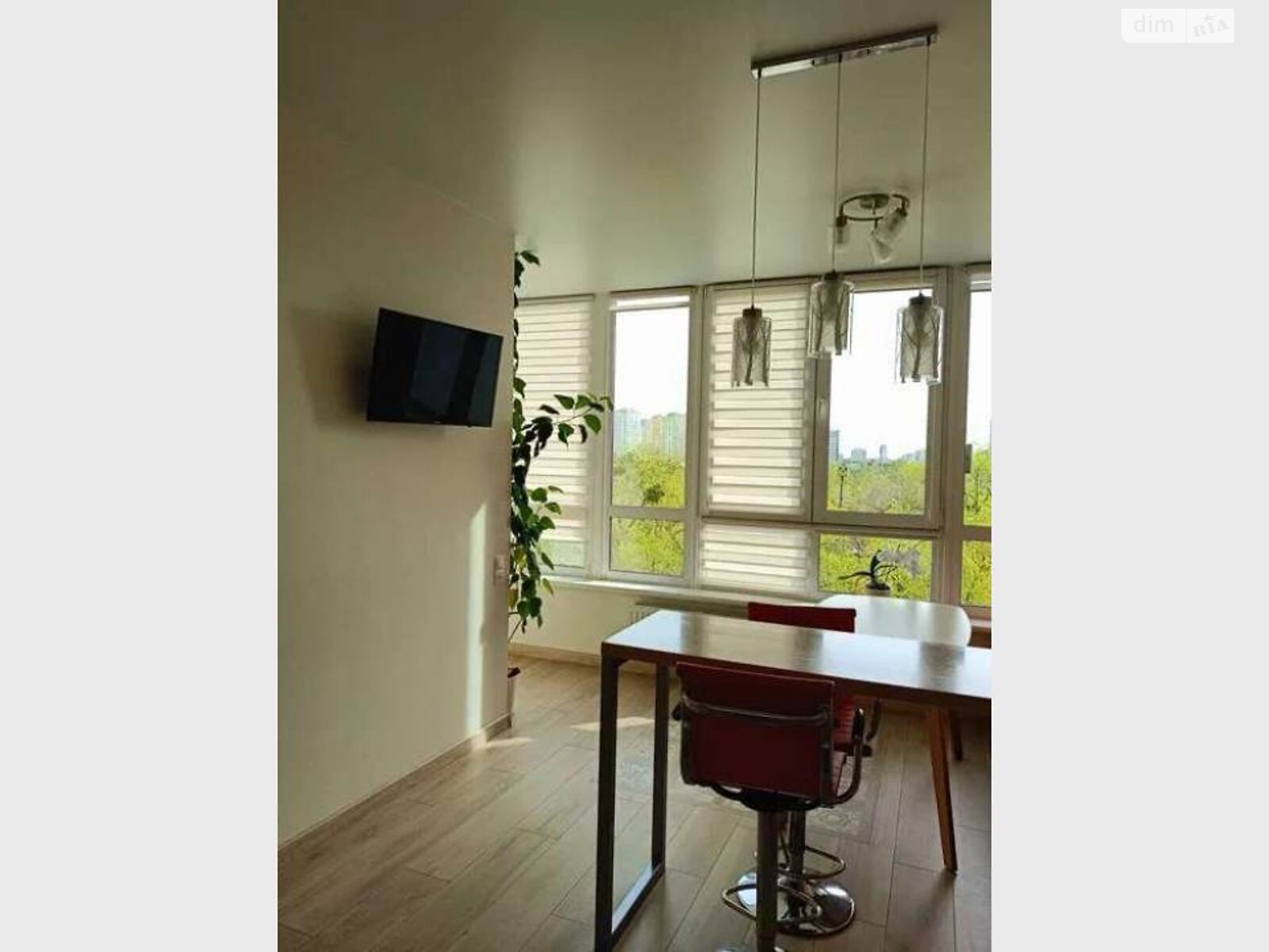 Compact Apartment Near Levoberezhna Metro with Modern Design