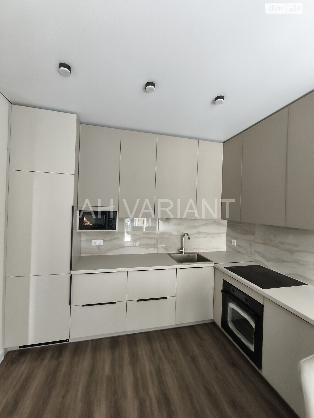 Stylish 1-bedroom apartment in Uzhhorod with modern renovation