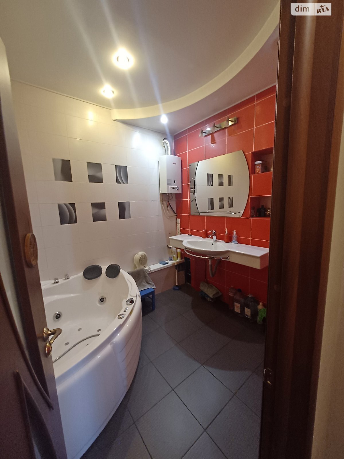 Cozy apartment with jacuzzi and warm floor, suitable for family or couple