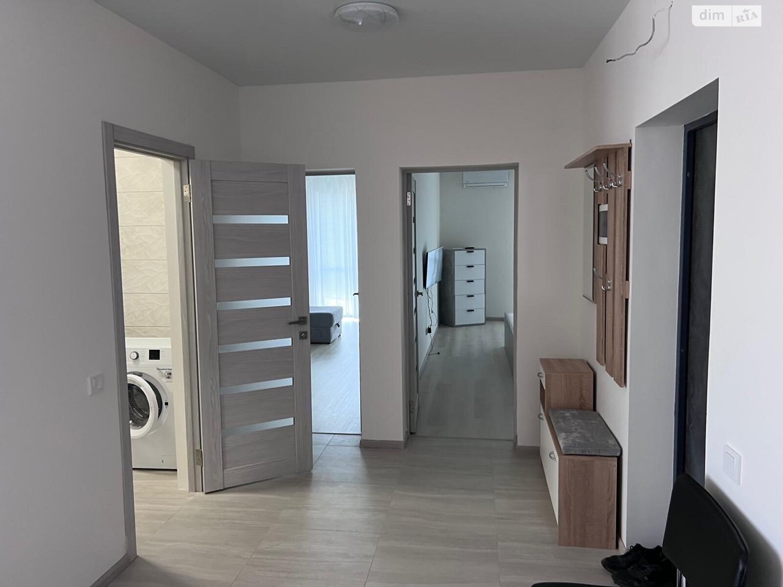 Простора квартира у новому комплексі з балконом та електричним опаленням