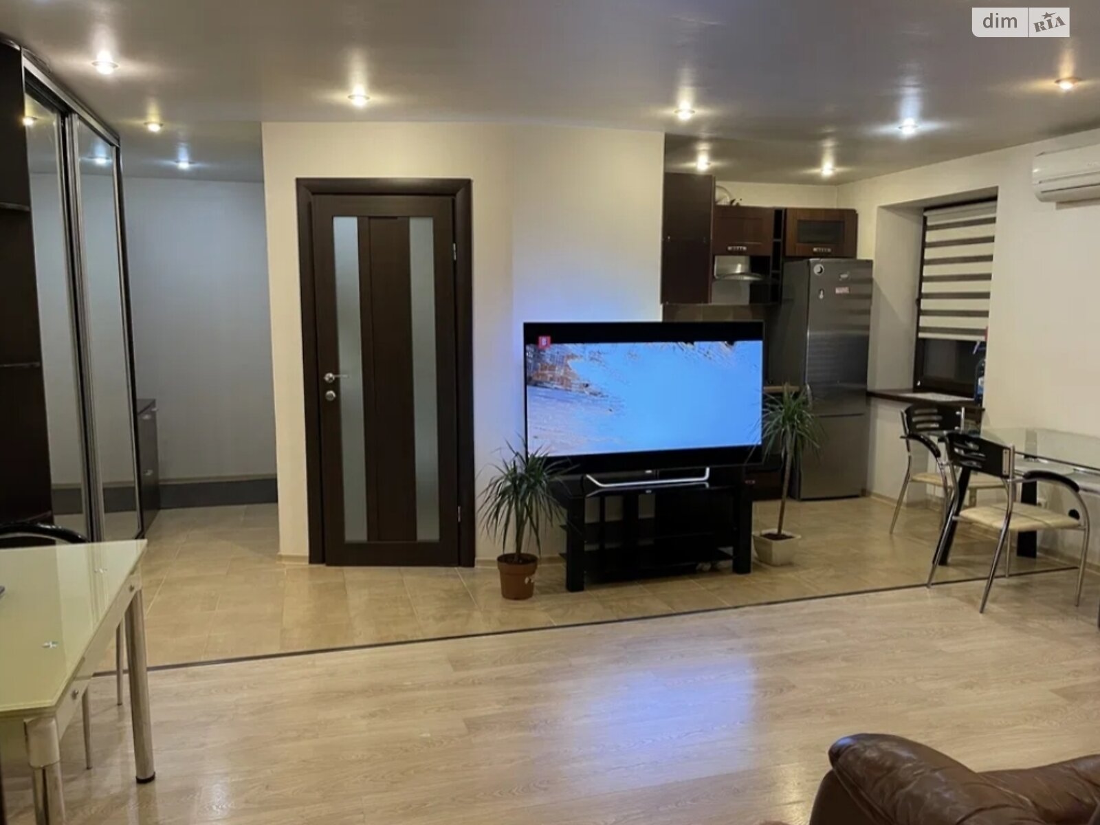 Spacious Apartment near Dnipro River, Convenient Location