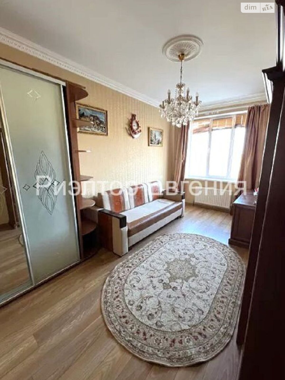 3-Room Apartment in Shevchenko Park Center, 5th Floor