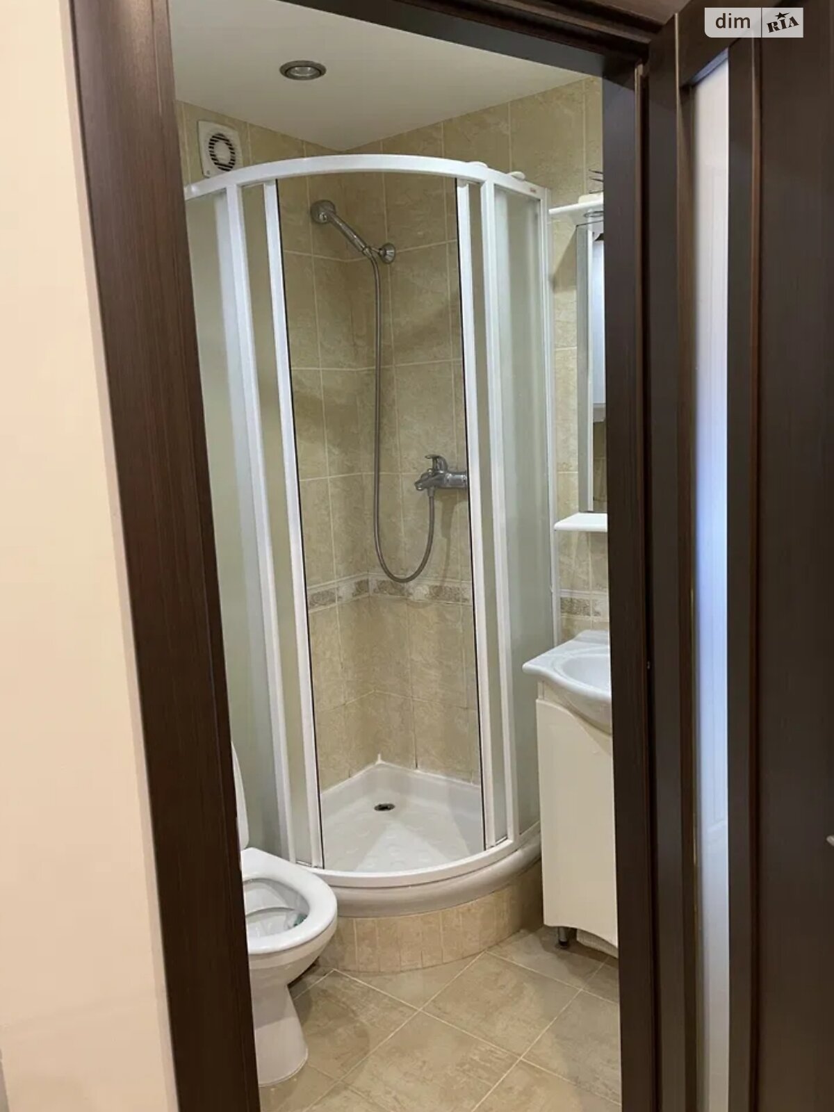 Spacious Apartment near Dnipro River, Convenient Location