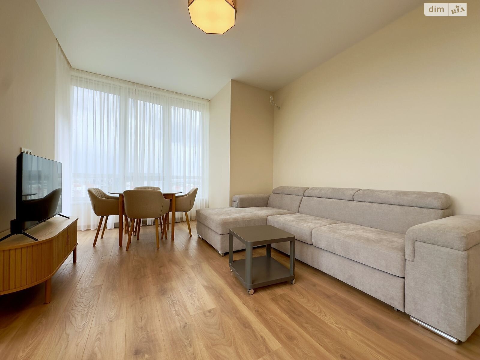 Spacious 1-bedroom apartment in Park Tower with city panorama